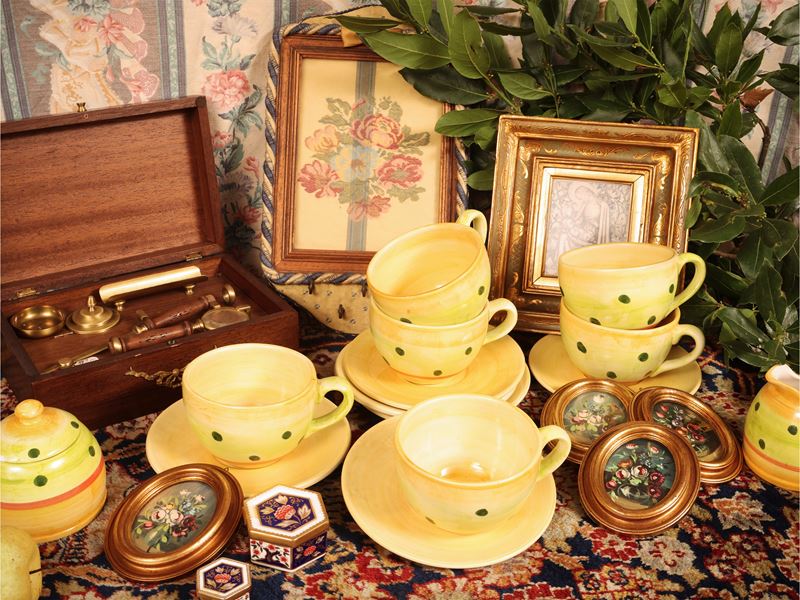Miscellanea di curiosità, set da scrivania e collezioni di stoviglie in ceramica
