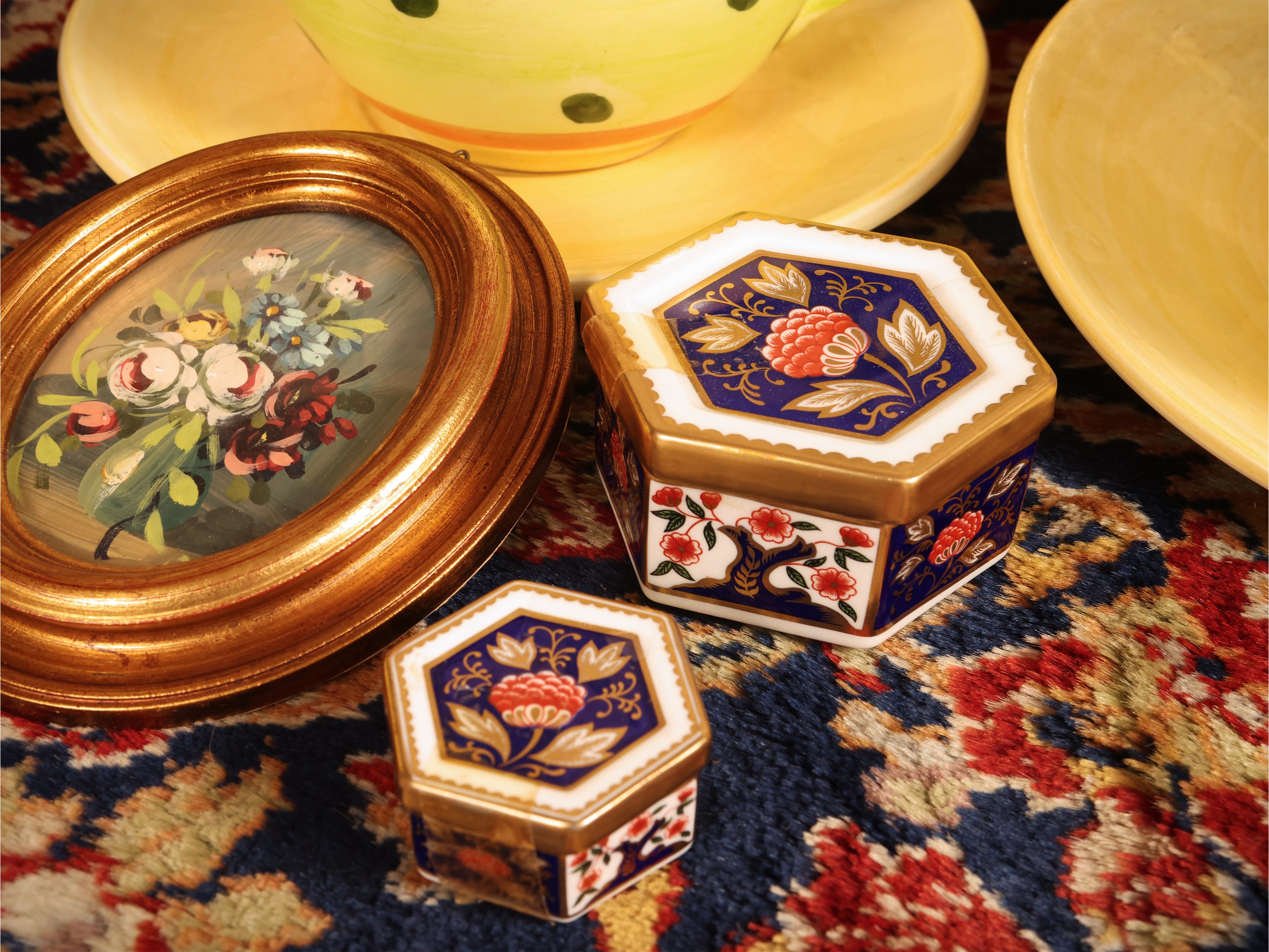Miscellanea di curiosità, set da scrivania e collezioni di stoviglie in ceramica