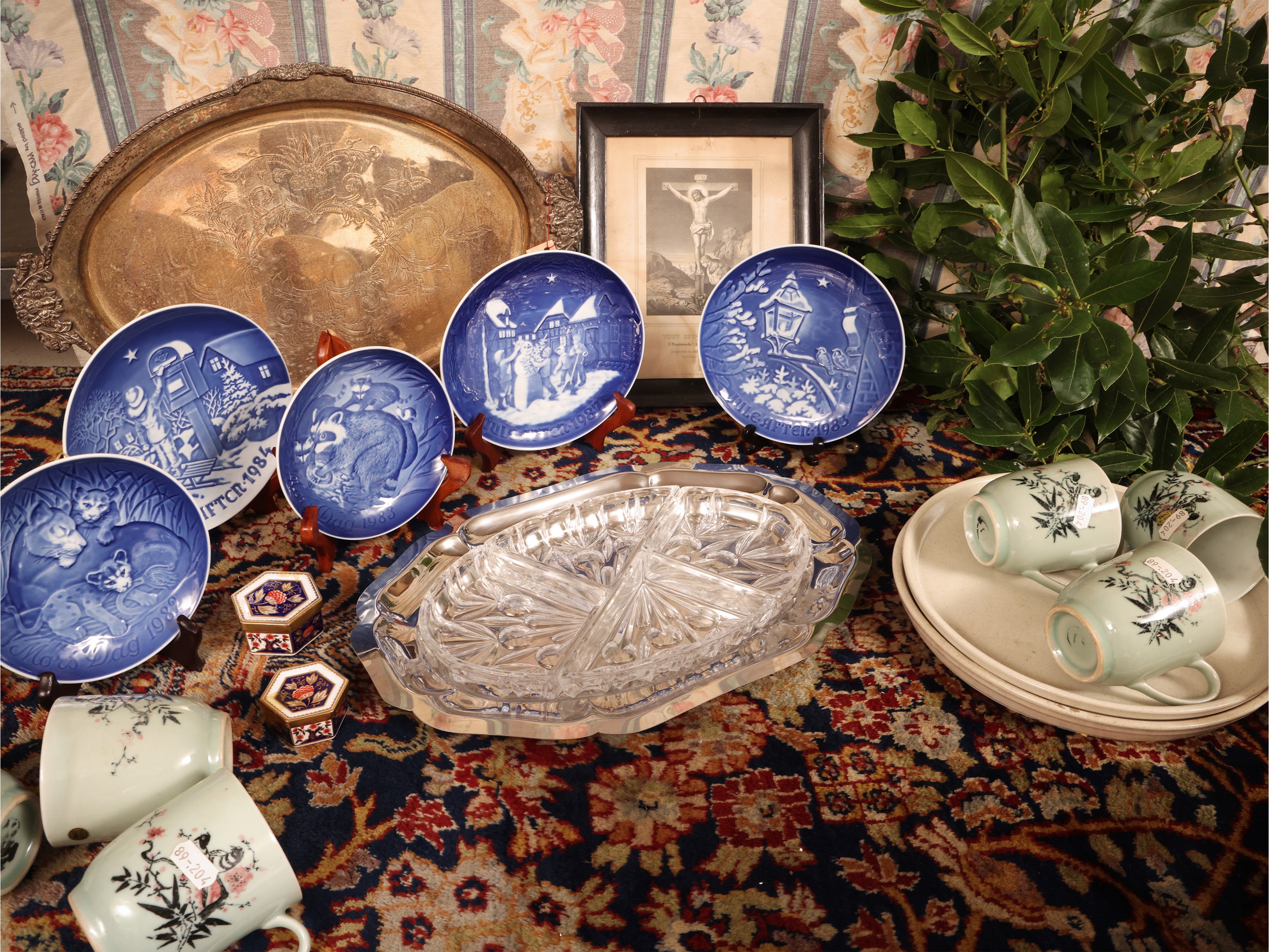 Miscellanea di curiosità, set da scrivania e collezioni di stoviglie in ceramica
