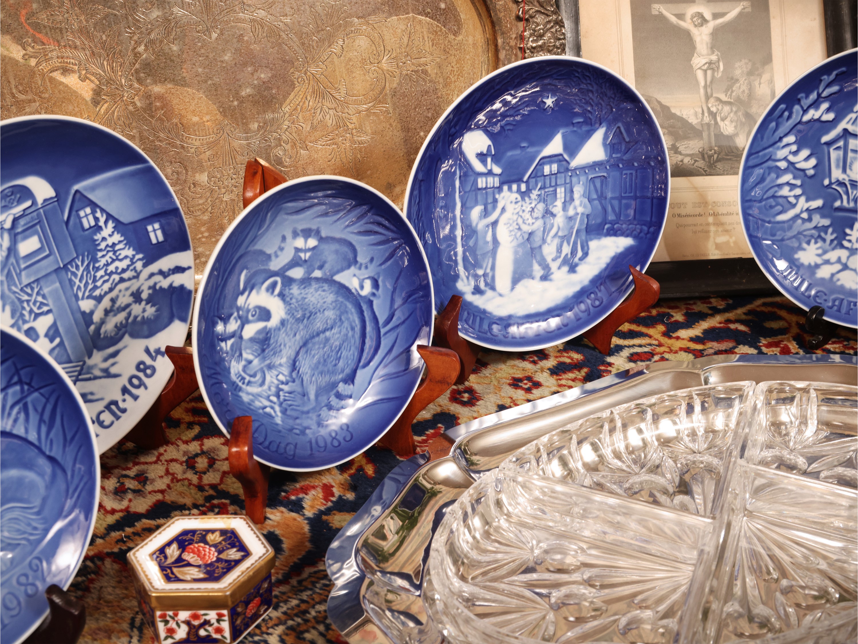 Miscellanea di curiosità, set da scrivania e collezioni di stoviglie in ceramica