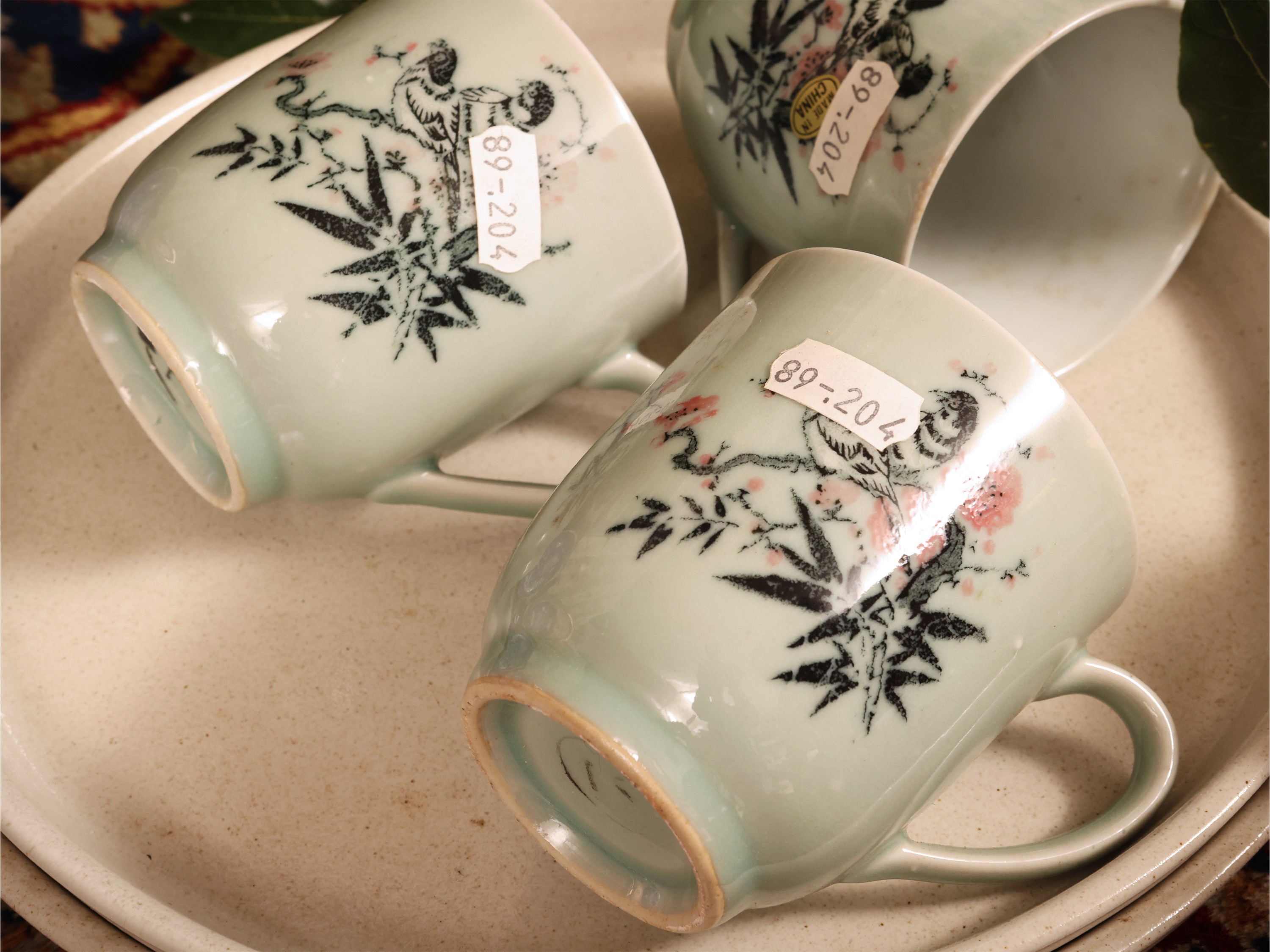 Miscellanea di curiosità, set da scrivania e collezioni di stoviglie in ceramica