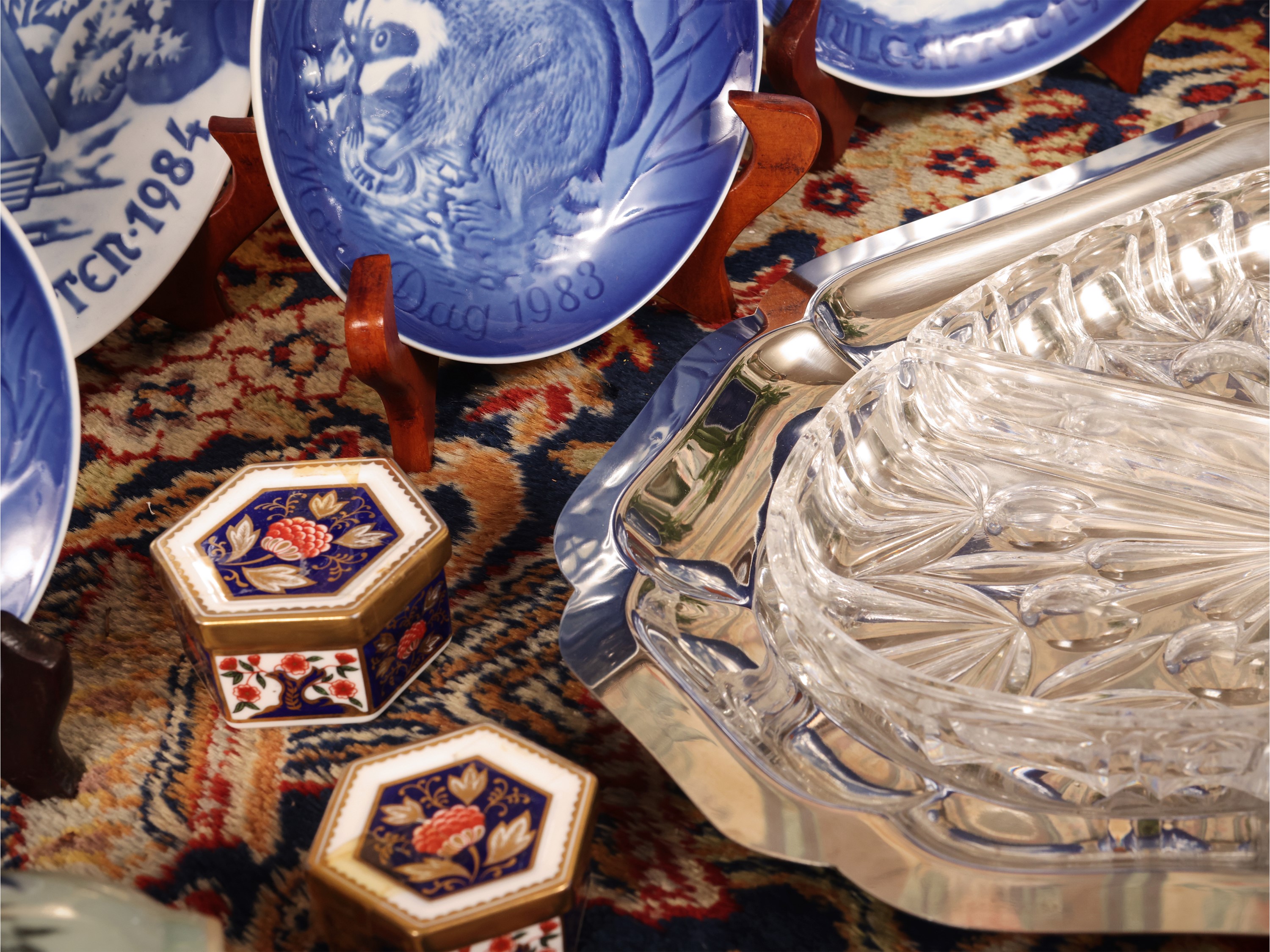 Miscellanea di curiosità, set da scrivania e collezioni di stoviglie in ceramica