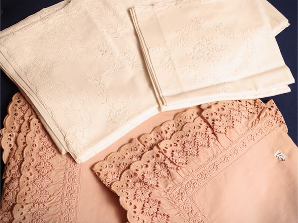 Due set di lenzuola matrimoniali in misto lino e cotone