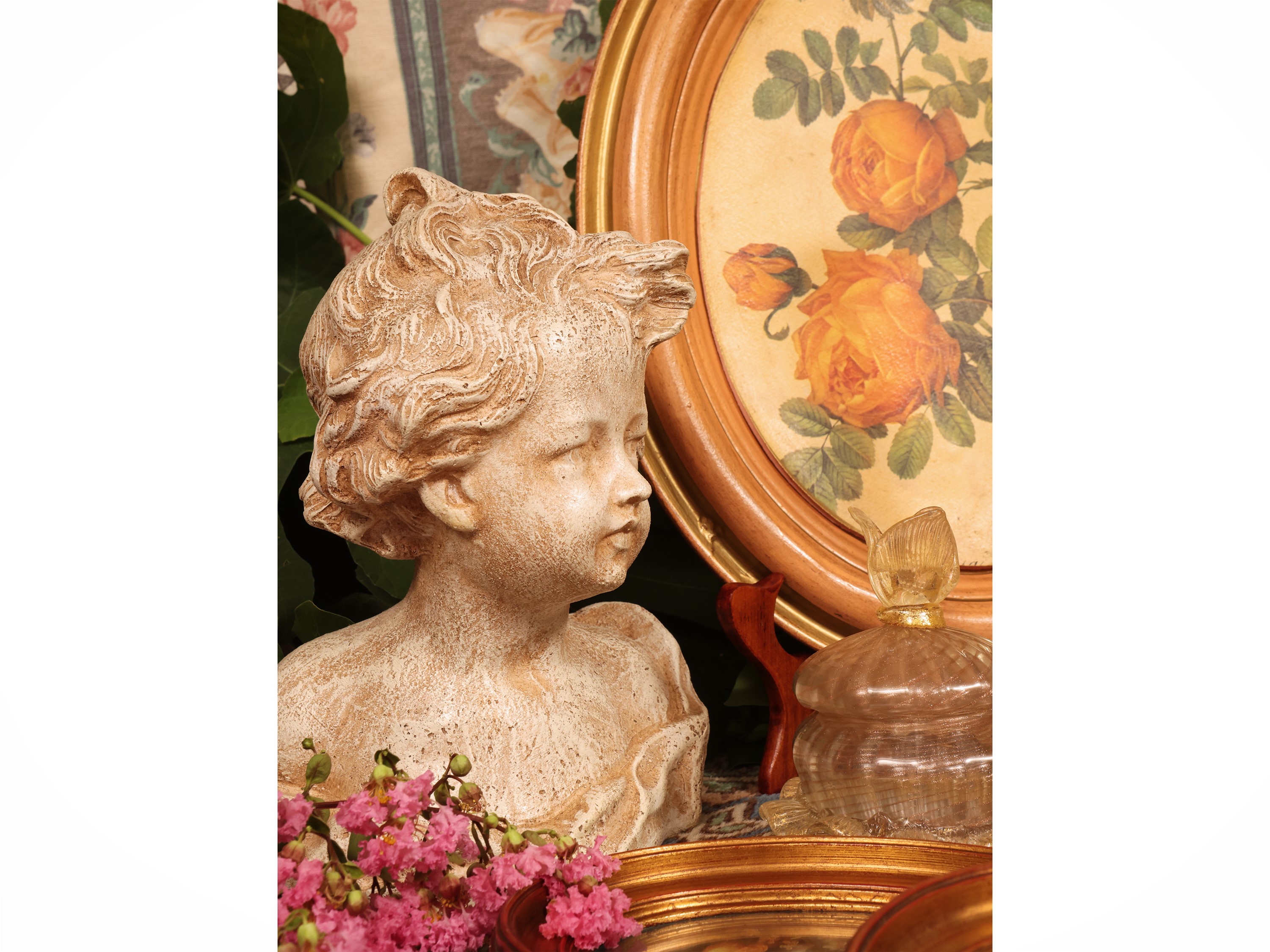 Miscellanea di curiosità, dipinti d’arredo, figure animalier in cristallo e busto in terracotta/c...