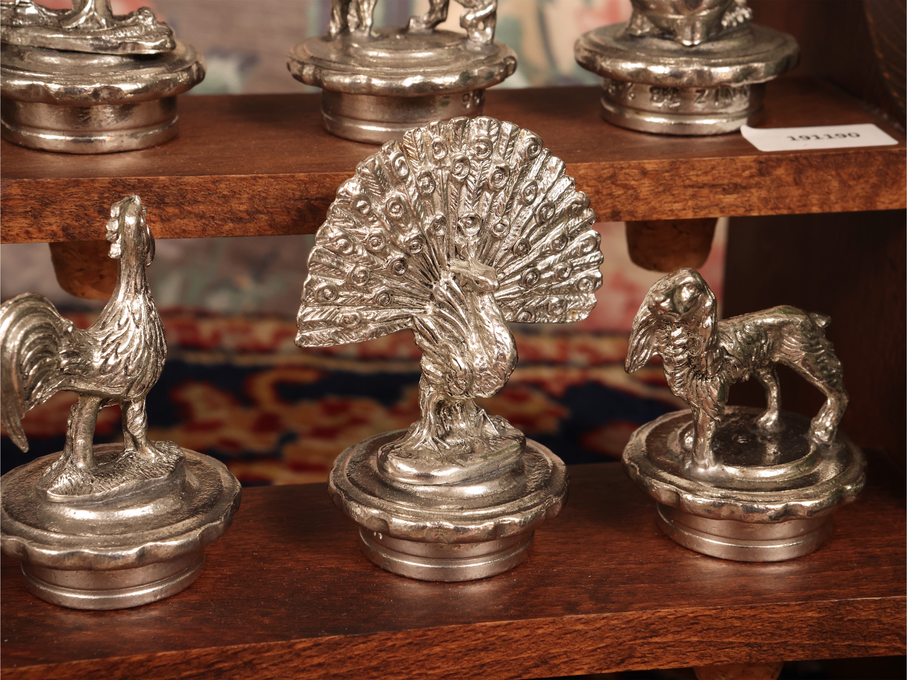 Collezione di tappi animalier, metallo argentato, entro espositori in legno
