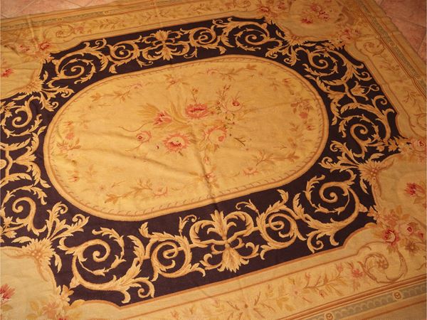 Carpet embroidered with small stitch