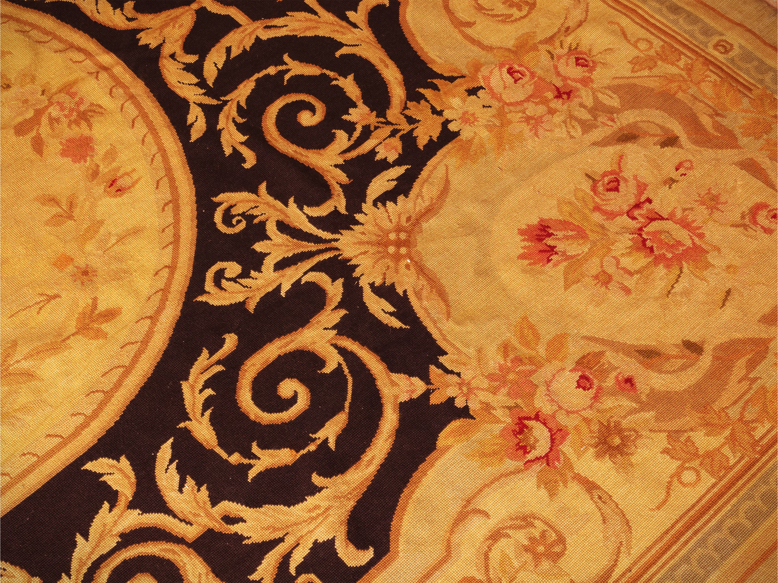 Tappeto ricamato a piccolo punto, motivi in stile Aubusson