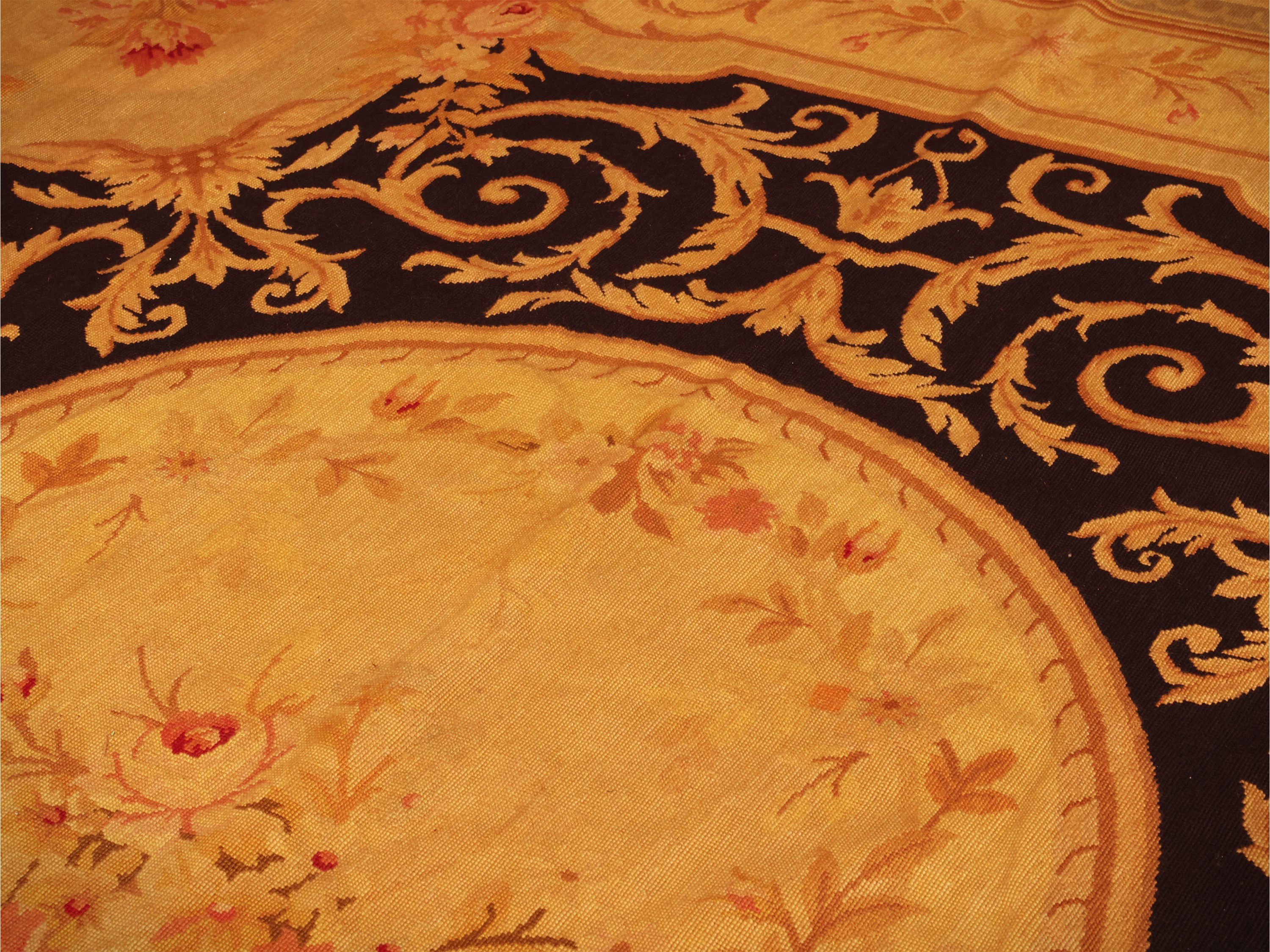 Tappeto ricamato a piccolo punto, motivi in stile Aubusson