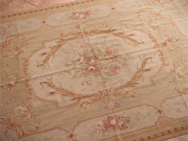 Carpet embroidered with small stitch