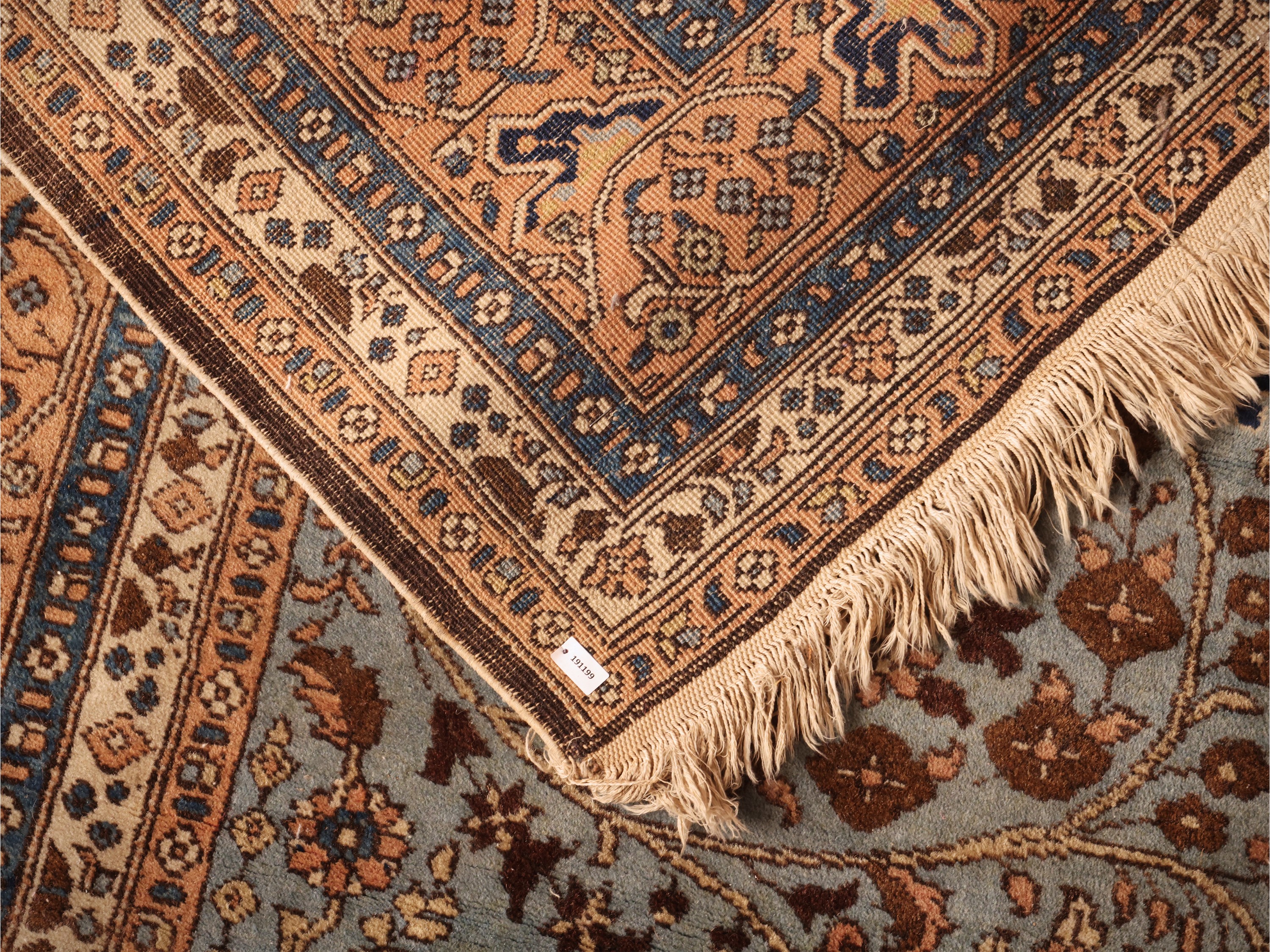 Tappeto ricamato a piccolo punto, bordura a volute dorate su fondo blu
