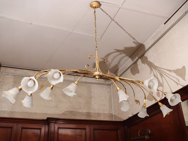 Grande lampadario in metallo dorato