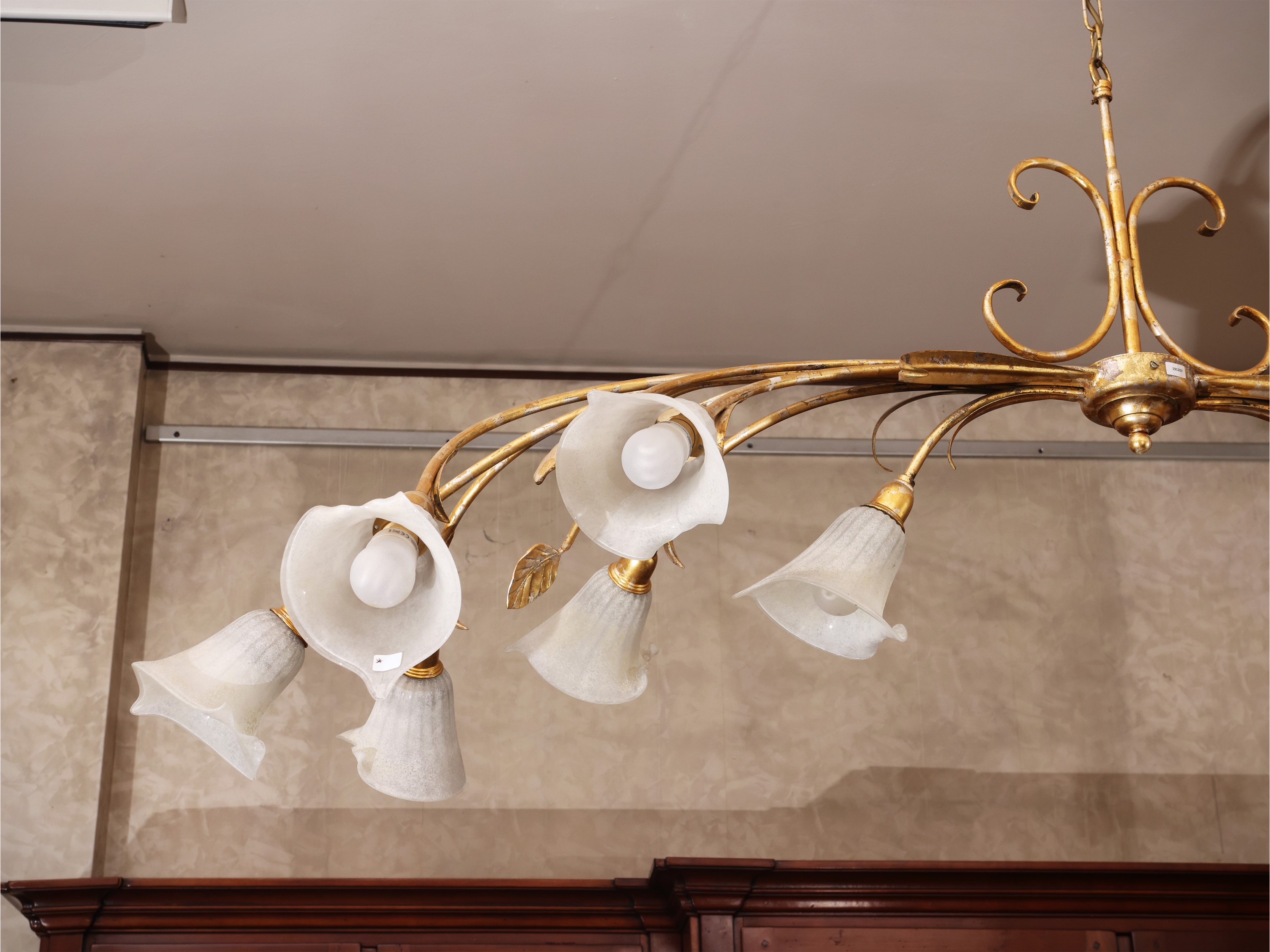Lampadario in metallo dorato a 12 bracci portacandele