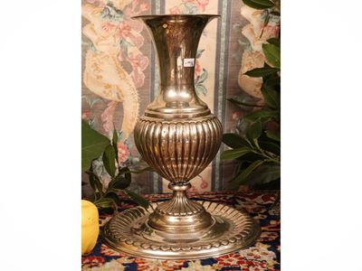 Grande vaso in argento con piatto en pendant, sbalzato con baccellature