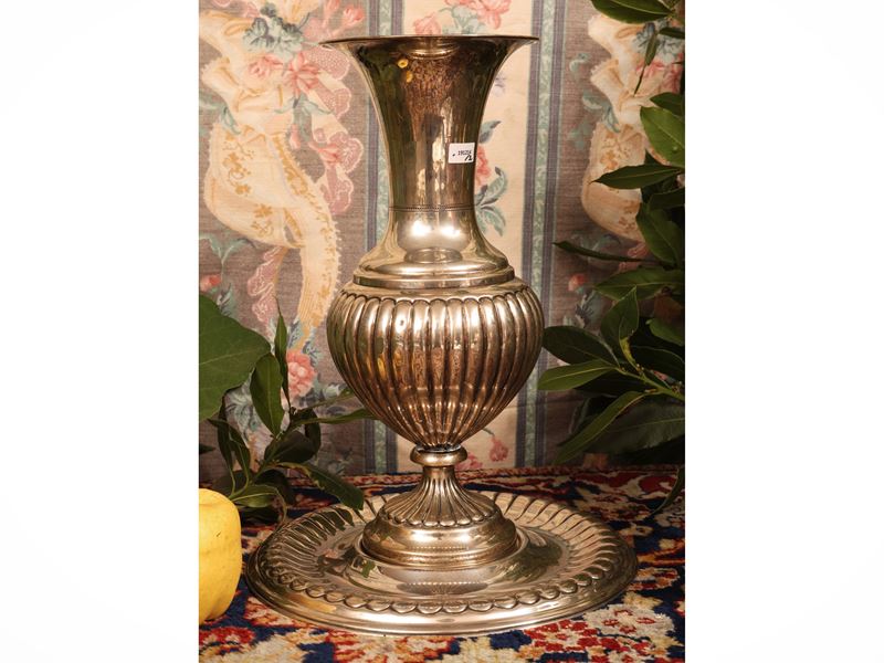 Grande vaso in argento con piatto en pendant, sbalzato con baccellature