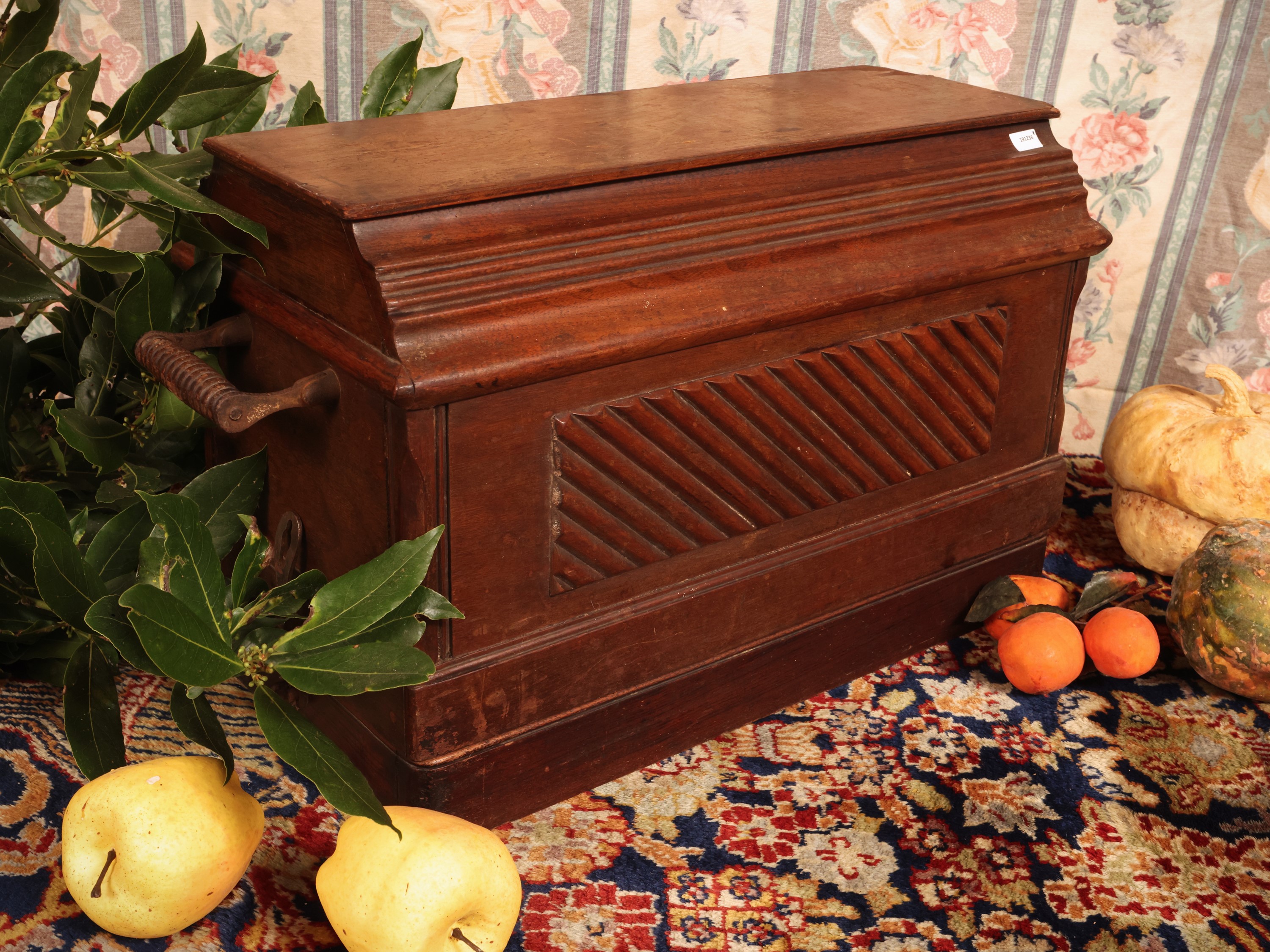 Singer, Macchina da cucire d’epoca entro bauletto in legno