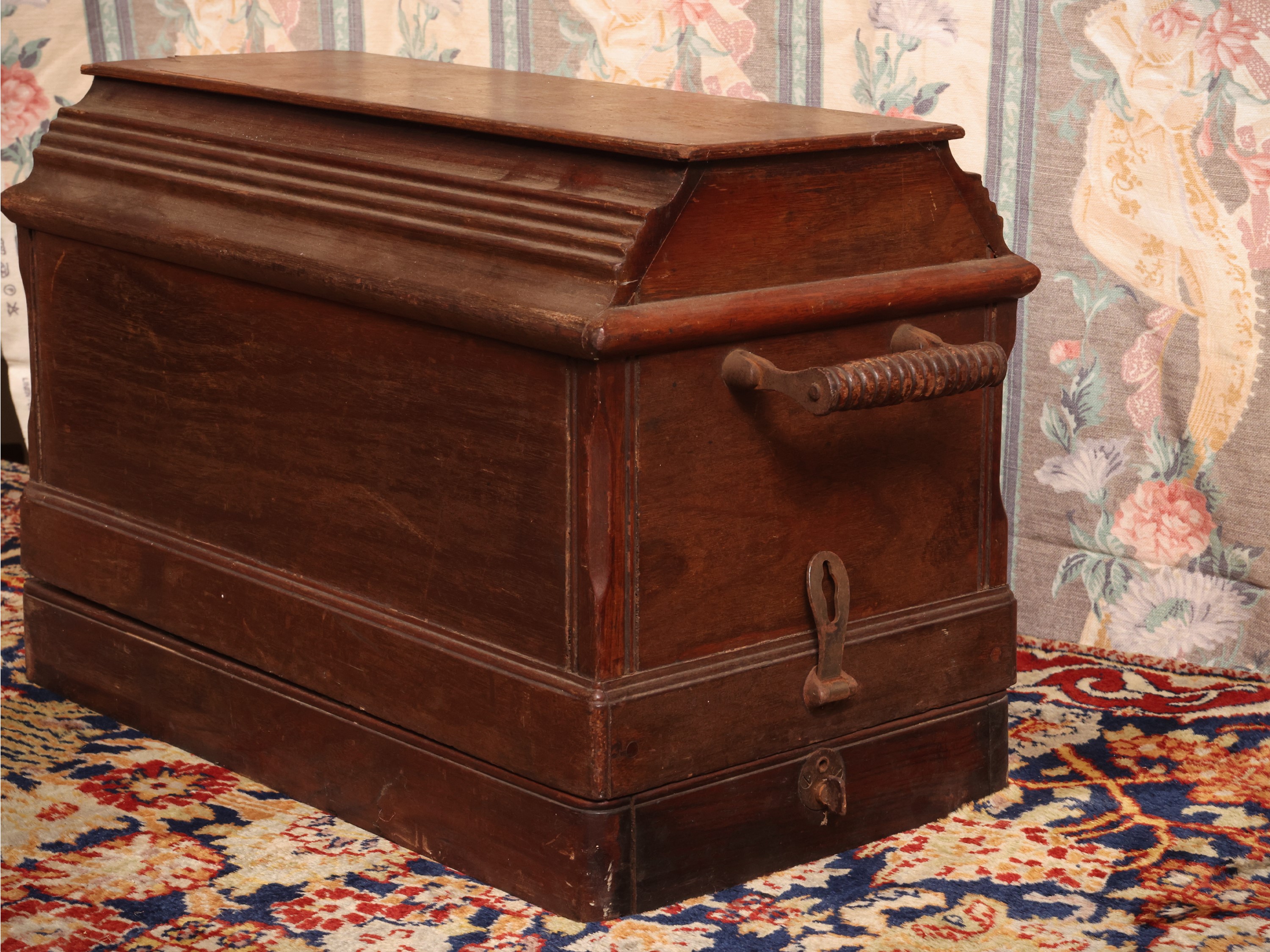 Singer, Macchina da cucire d’epoca entro bauletto in legno