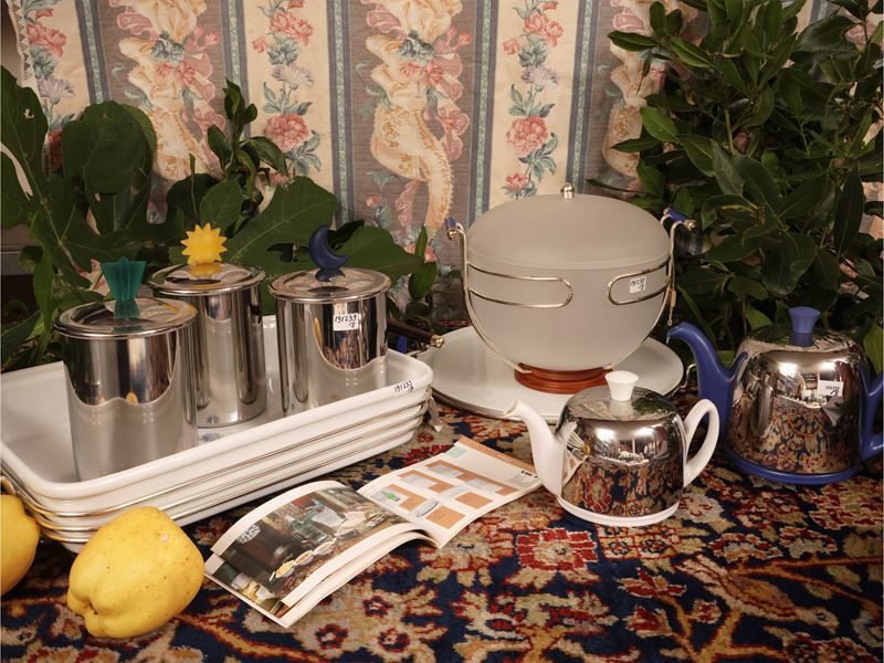 Set per cucina contemporanea, componenti in vetro satinato e porcellana con parti in metallo crom...