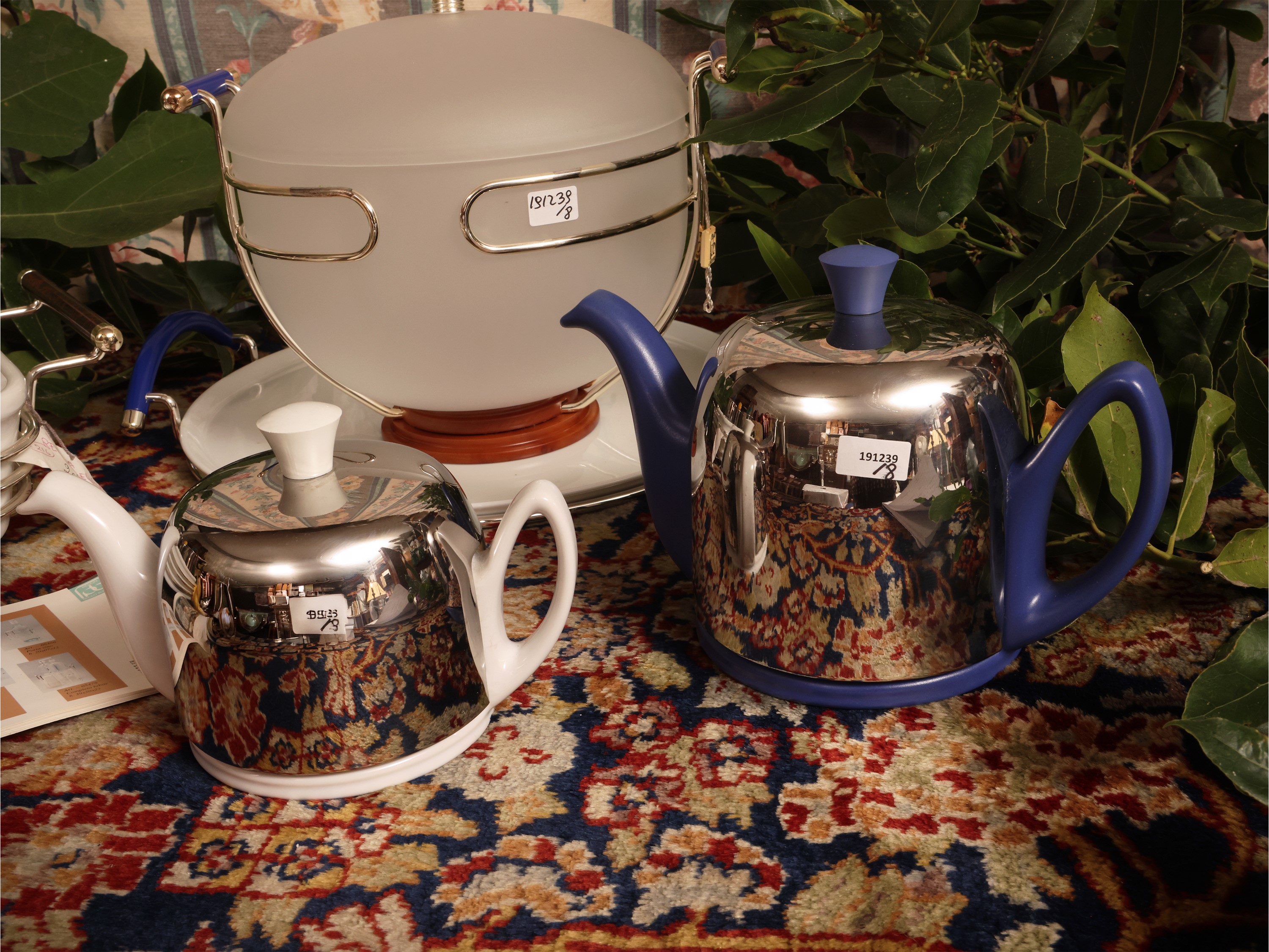 Set per cucina contemporanea, componenti in vetro satinato e porcellana con parti in metallo crom...