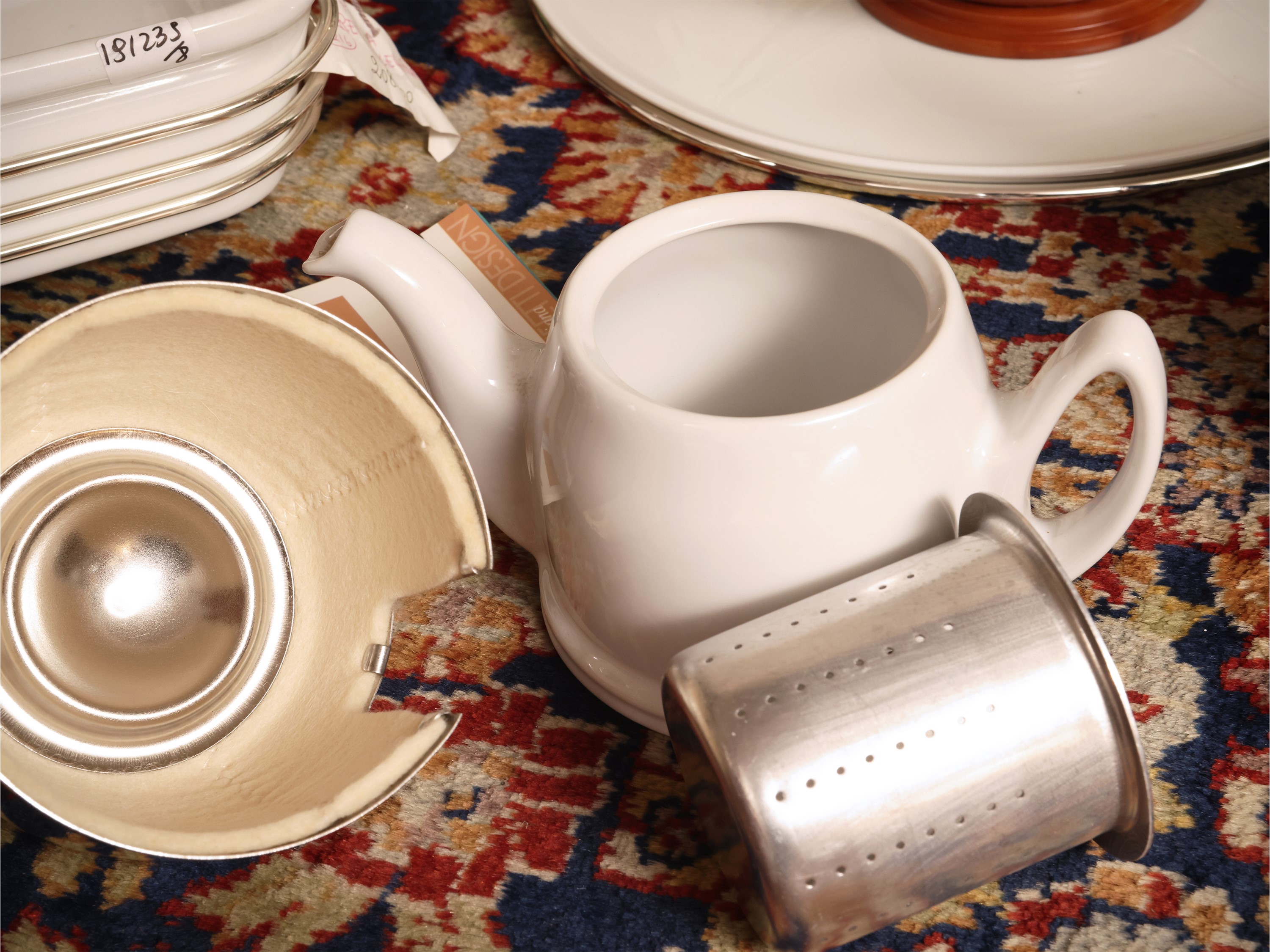 Set per cucina contemporanea, componenti in vetro satinato e porcellana con parti in metallo crom...