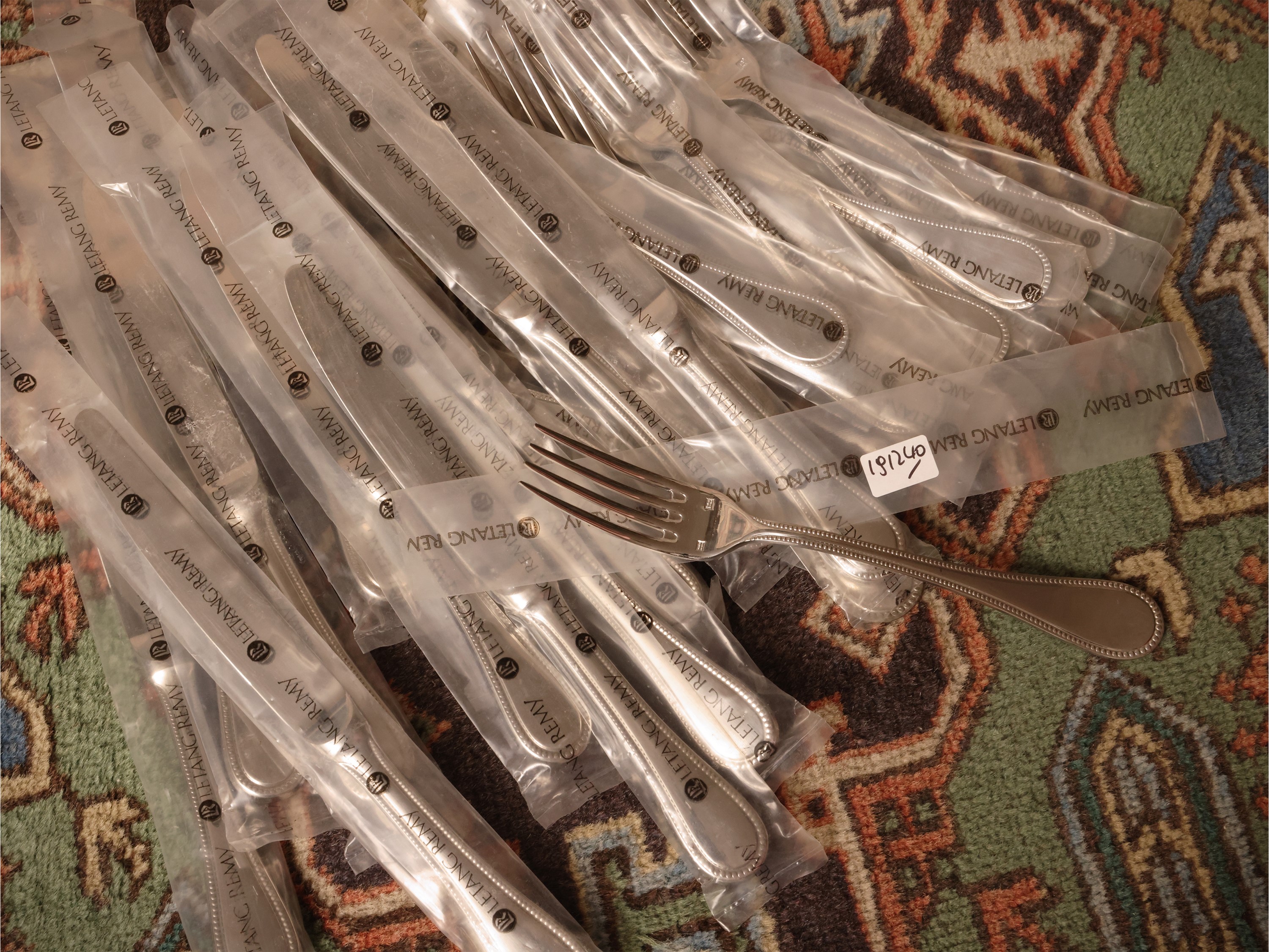 Guy Degrenne, Set da tavola con servizio di piatti in porcellana e posateria in acciaio inox