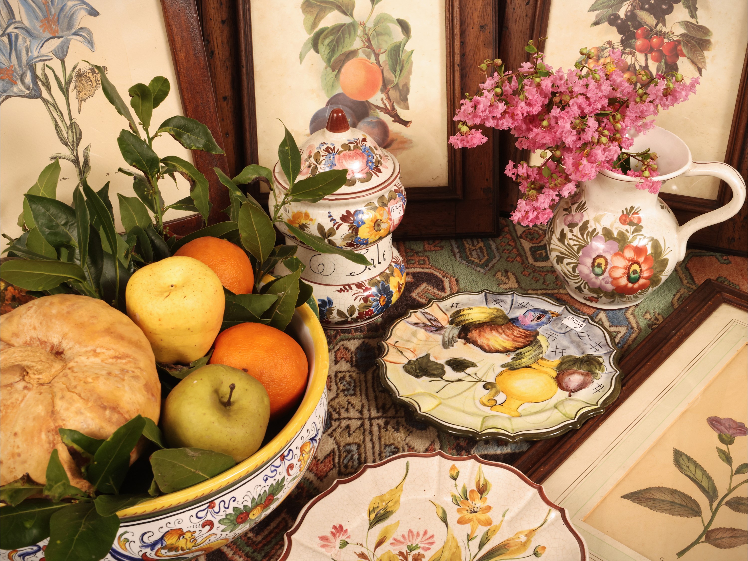 Accessori rustici da cucina, assortimento di piatti e barattoli in ceramica