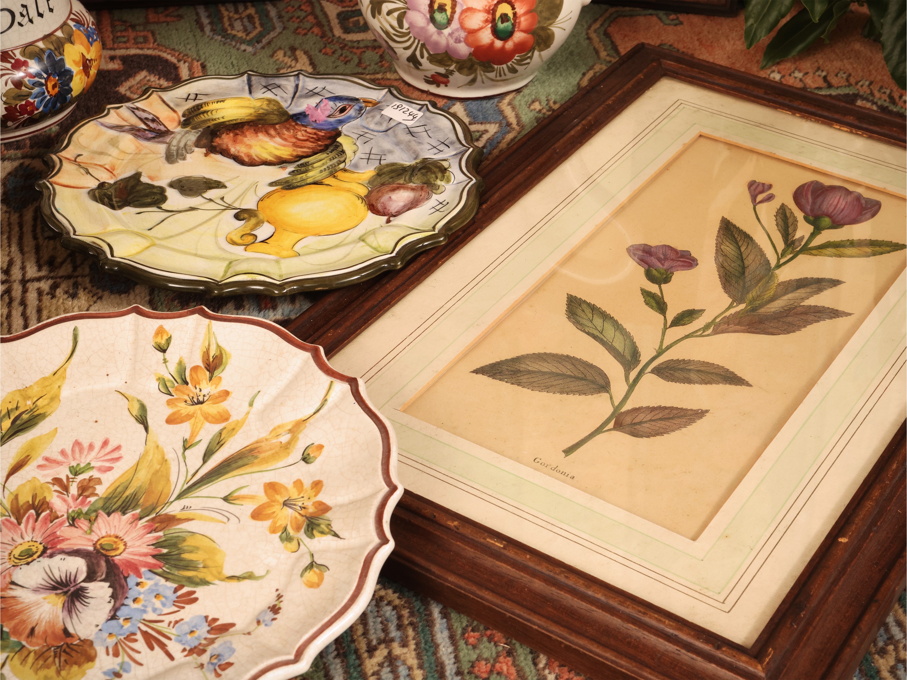 Accessori rustici da cucina, assortimento di piatti e barattoli in ceramica