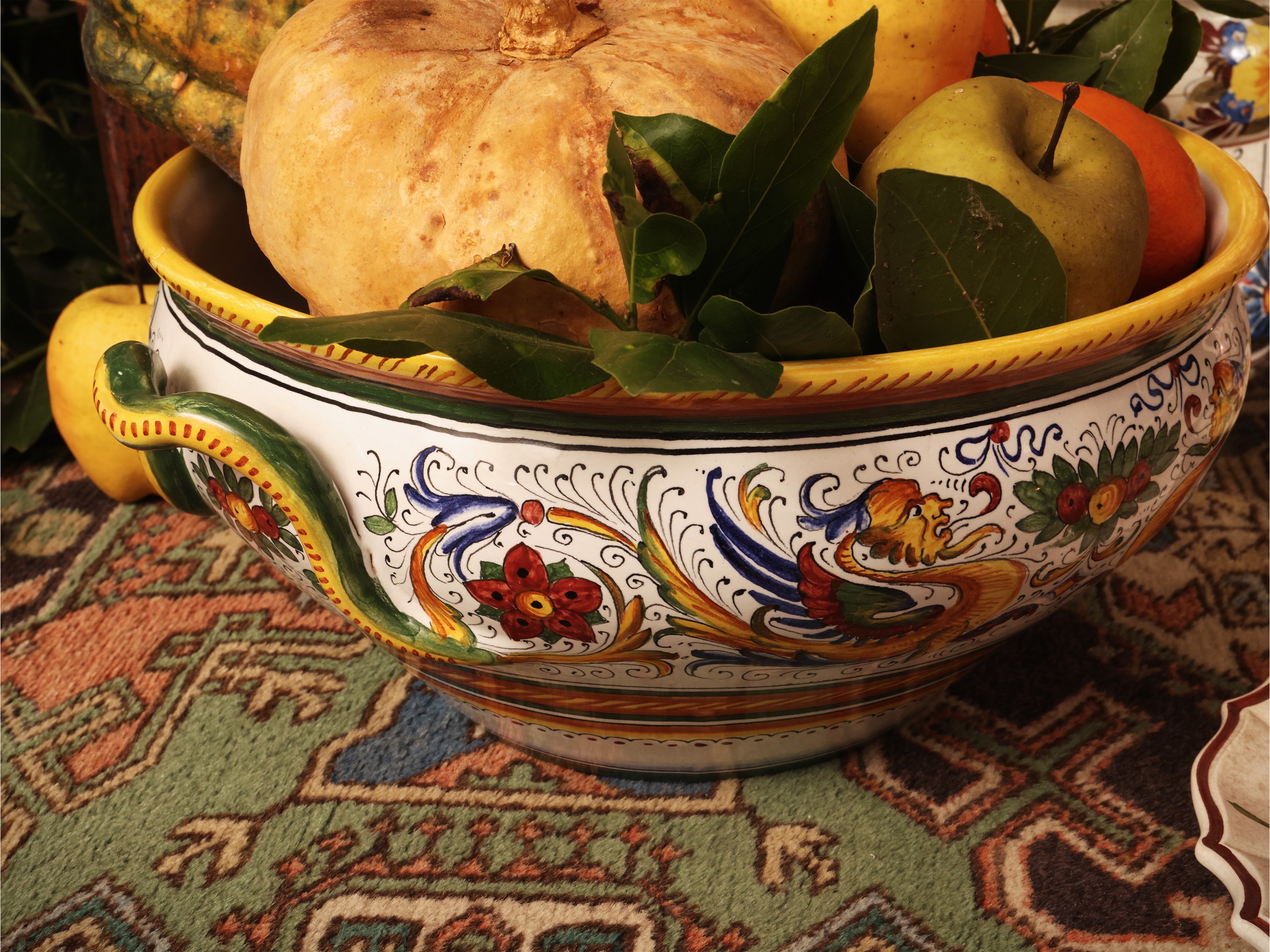 Accessori rustici da cucina, assortimento di piatti e barattoli in ceramica