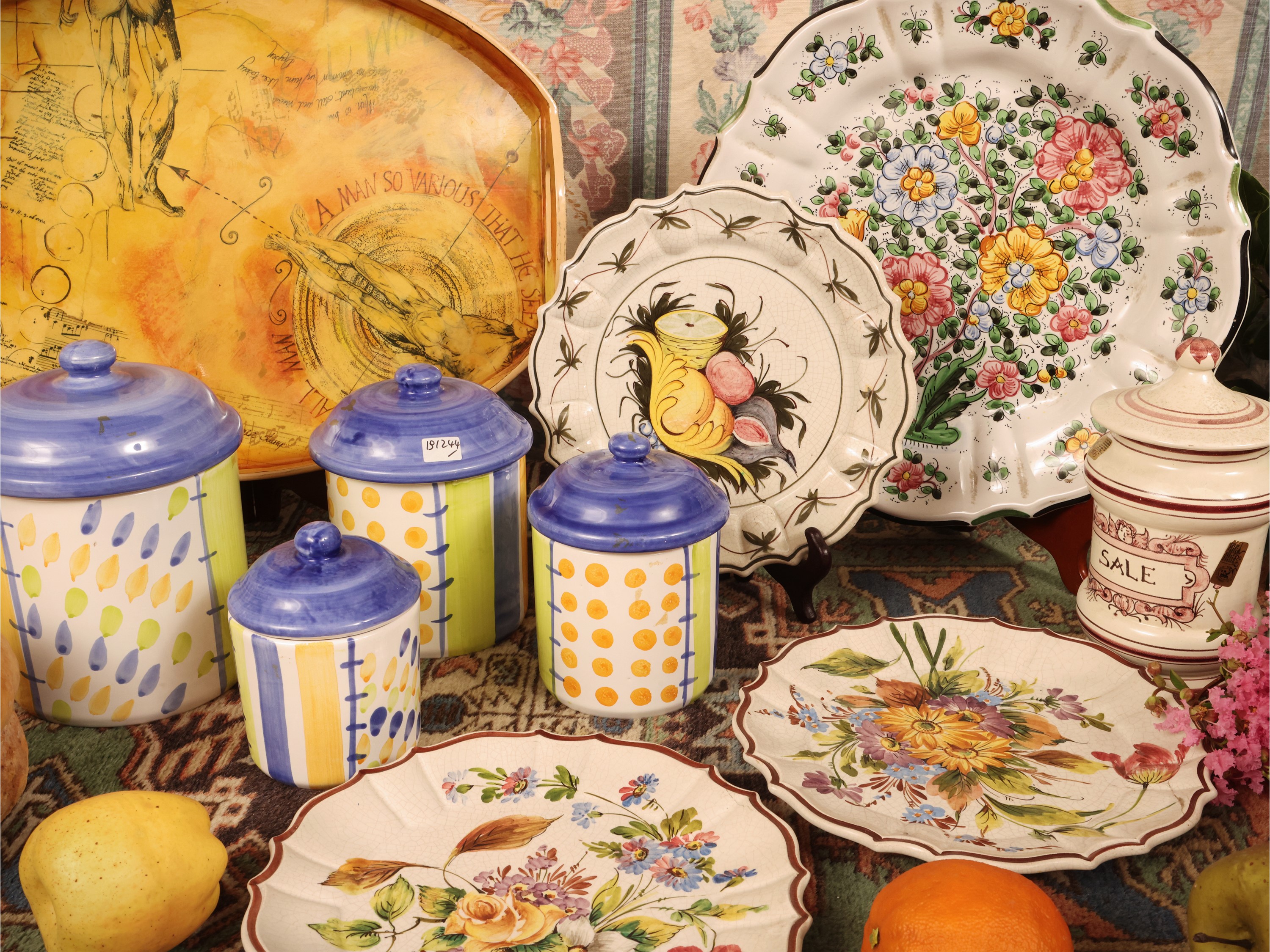 Accessori rustici da cucina, assortimento di piatti e barattoli in ceramica