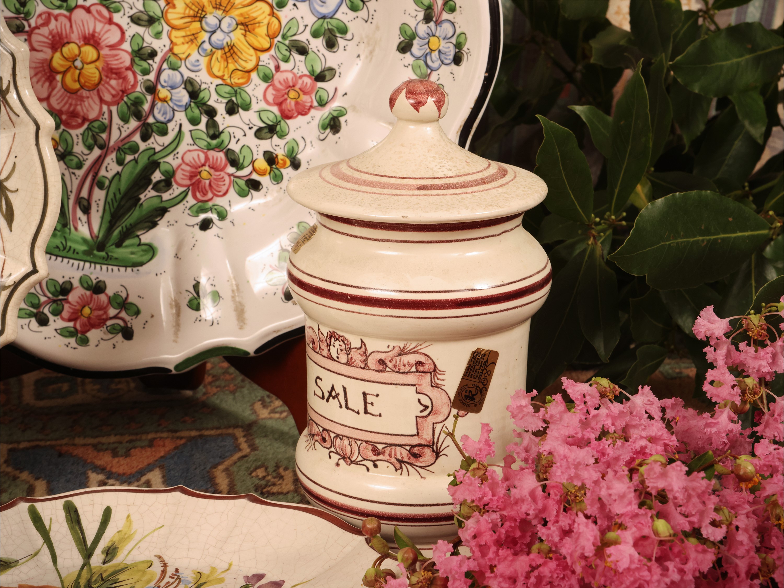 Accessori rustici da cucina, assortimento di piatti e barattoli in ceramica