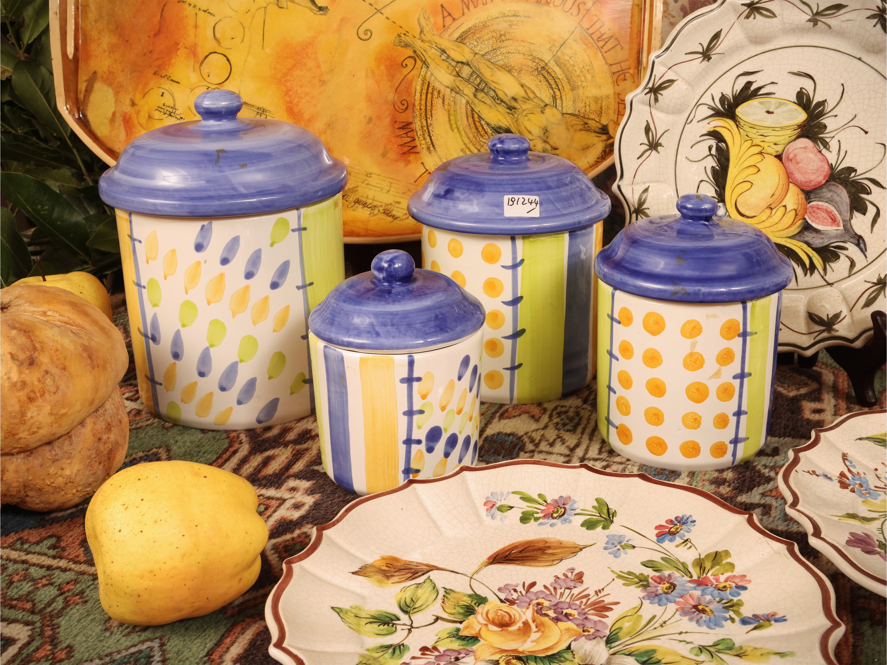 Accessori rustici da cucina, assortimento di piatti e barattoli in ceramica