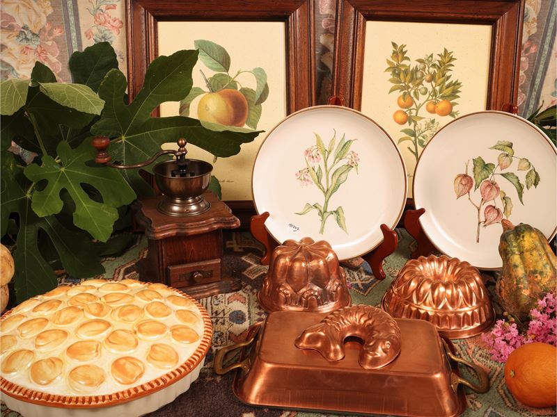 Accessori rustici da cucina, stampe botaniche decorative e oggetti in rame