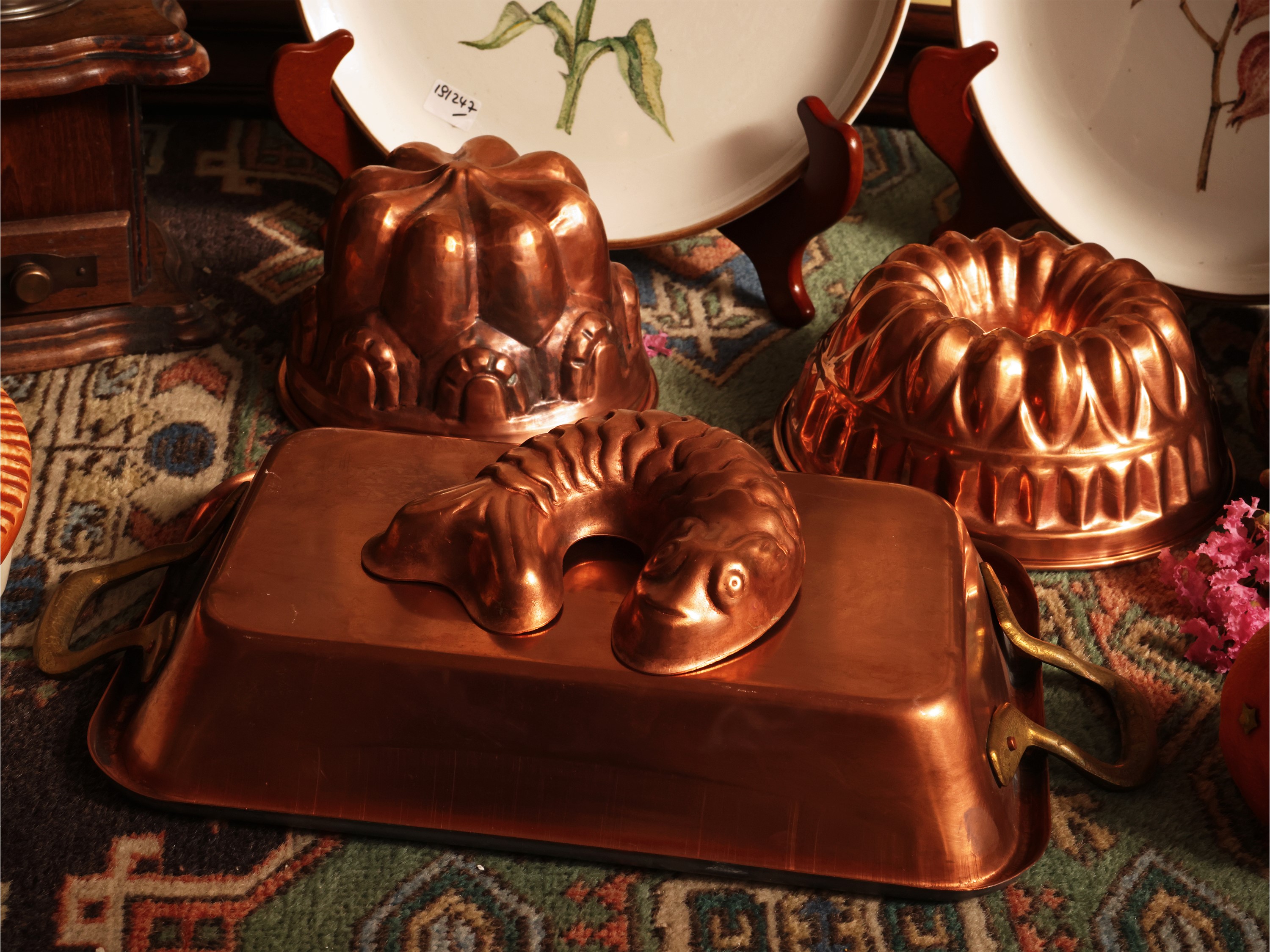 Accessori rustici da cucina, stampe botaniche decorative e oggetti in rame