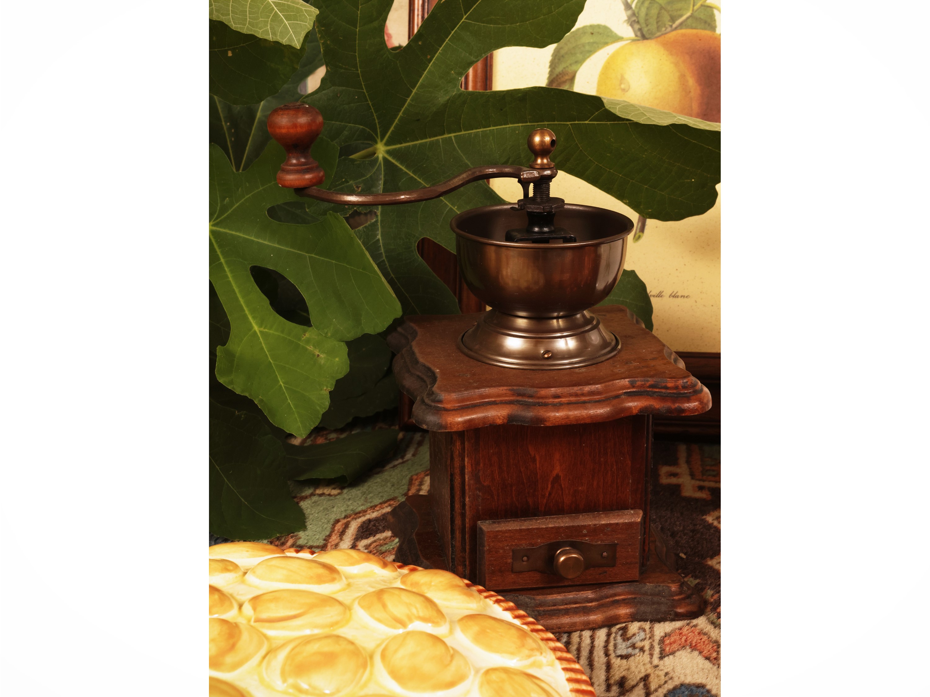 Accessori rustici da cucina, stampe botaniche decorative e oggetti in rame