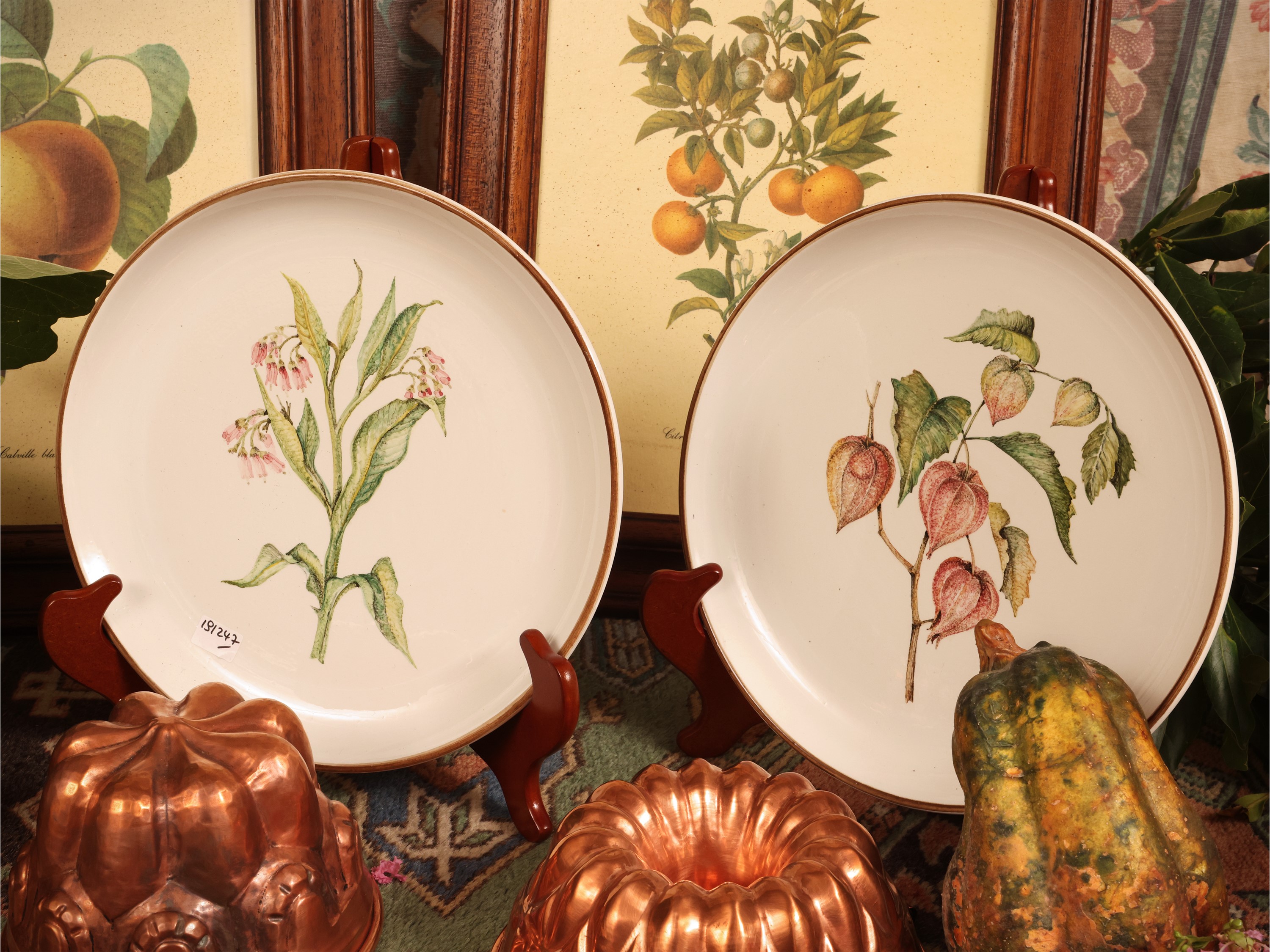 Accessori rustici da cucina, stampe botaniche decorative e oggetti in rame