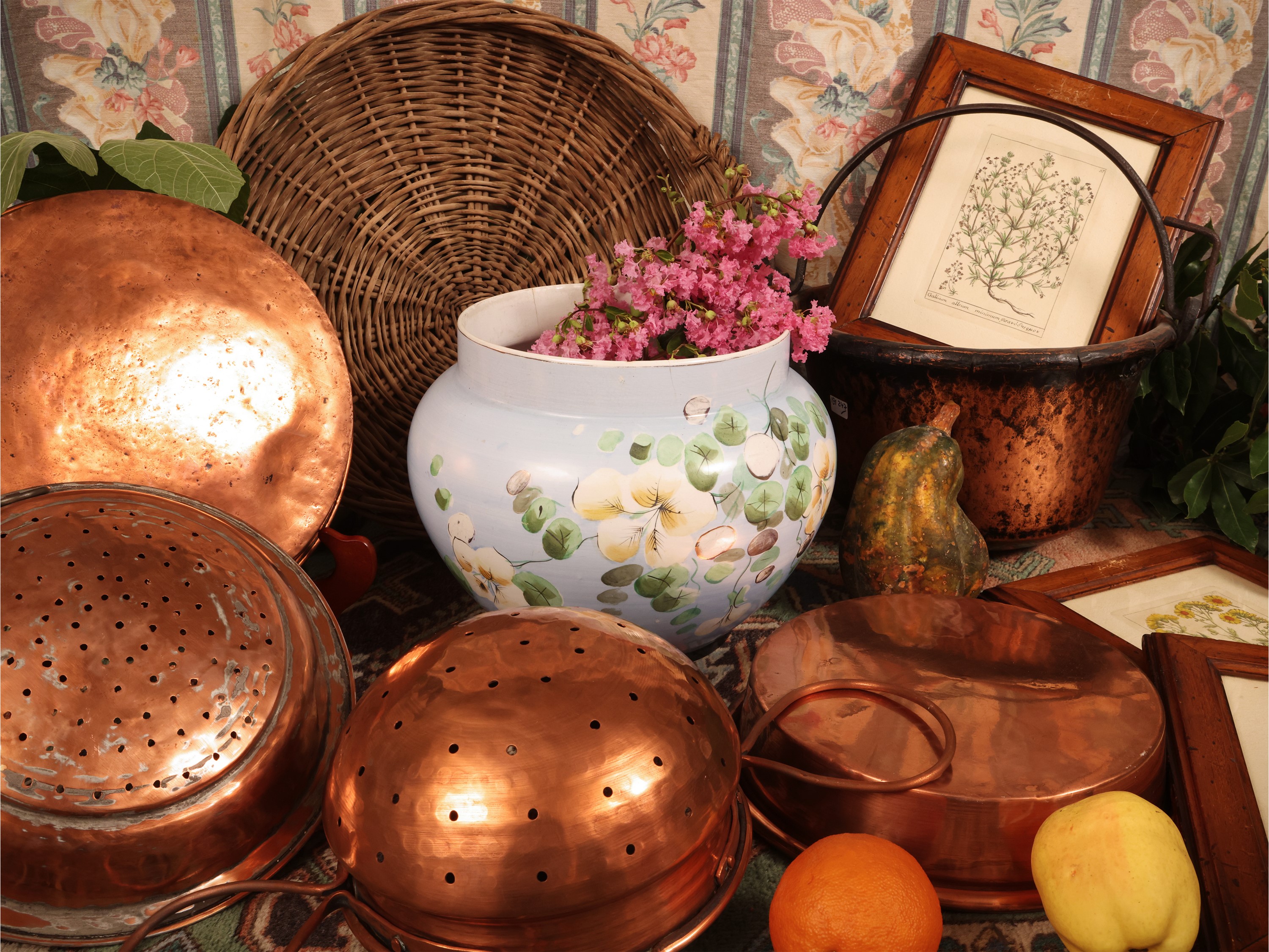 Accessori rustici da cucina, stampe botaniche decorative e oggetti in rame