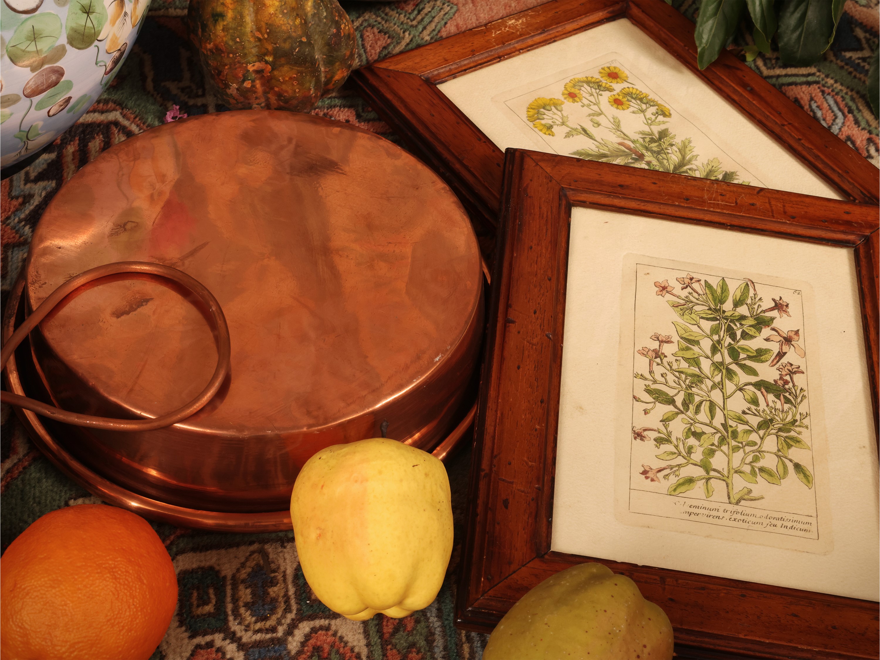Accessori rustici da cucina, stampe botaniche decorative e oggetti in rame