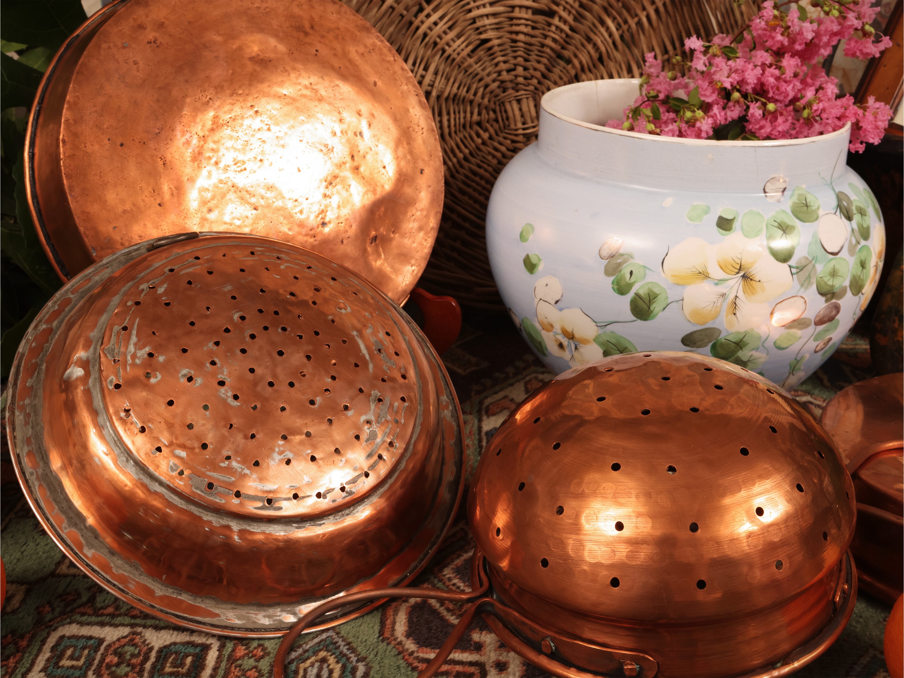 Accessori rustici da cucina, stampe botaniche decorative e oggetti in rame