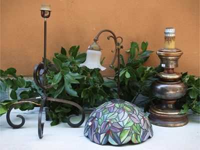 Set di tre lumi da tavolo, abbinati a paralume in vetro piombato