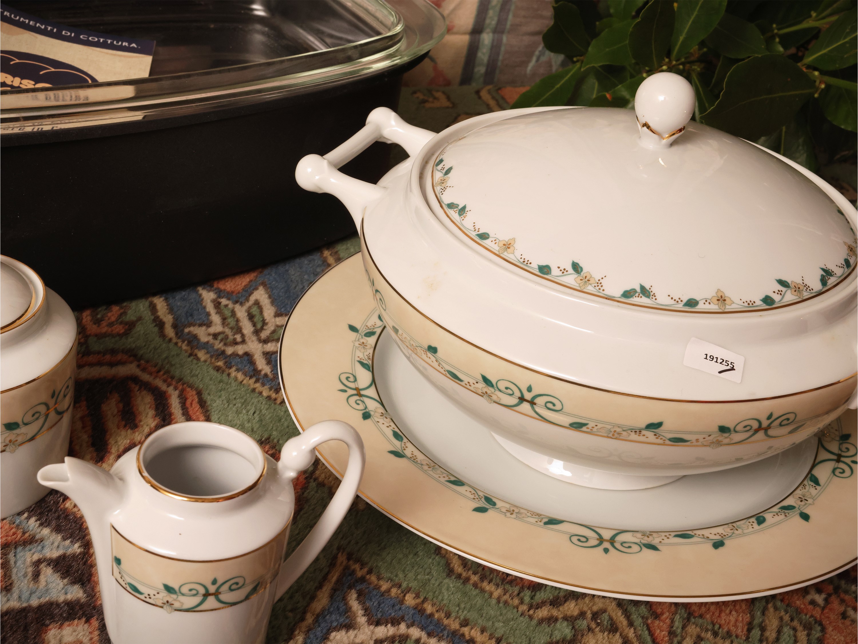 Accessori per la tavola, griglia da tavolo e casseruola con assortimento in porcellana