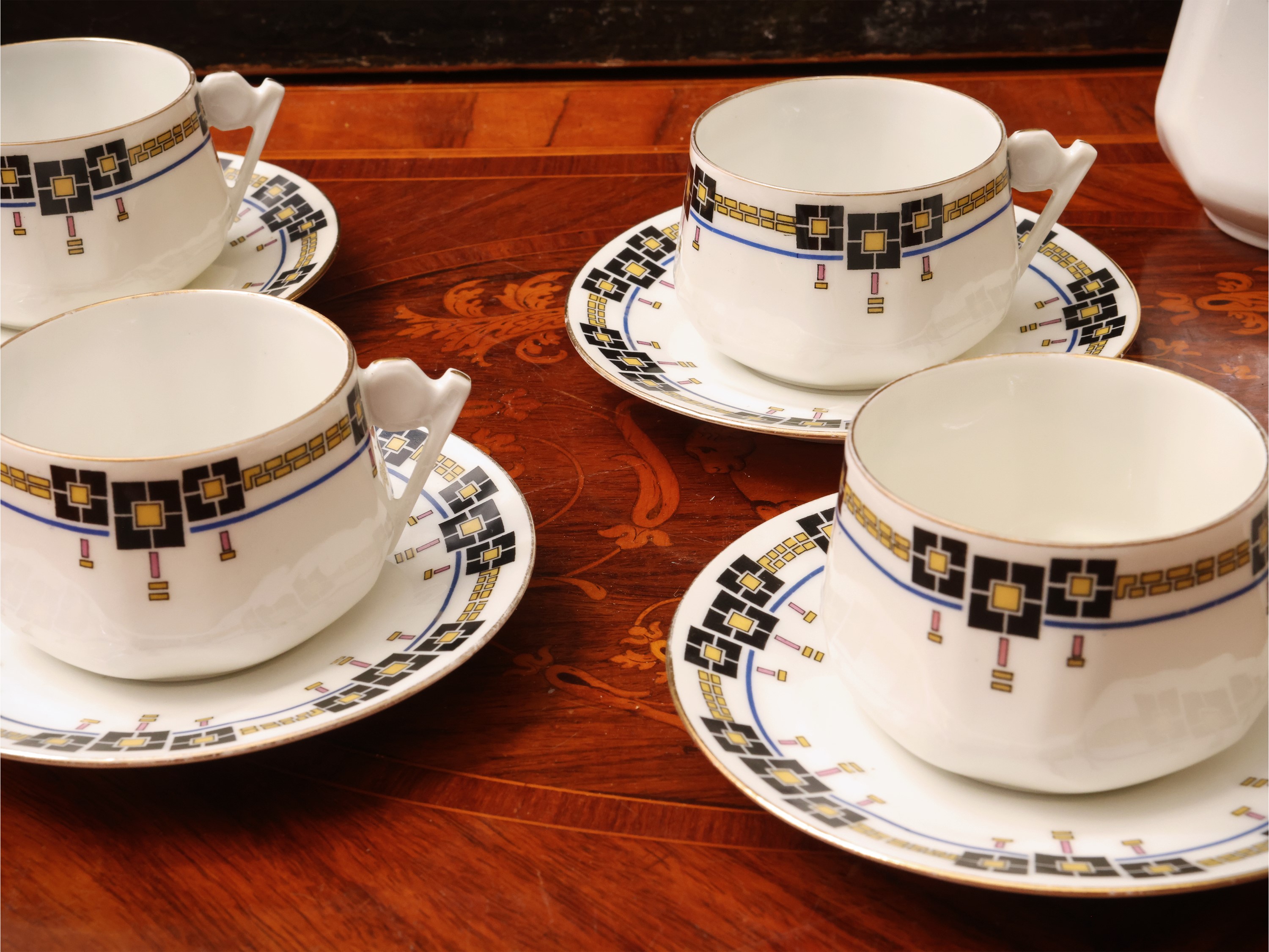 Servizio da tè in porcellana, decorazione geometrica blu, nero e oro (Linmoges)