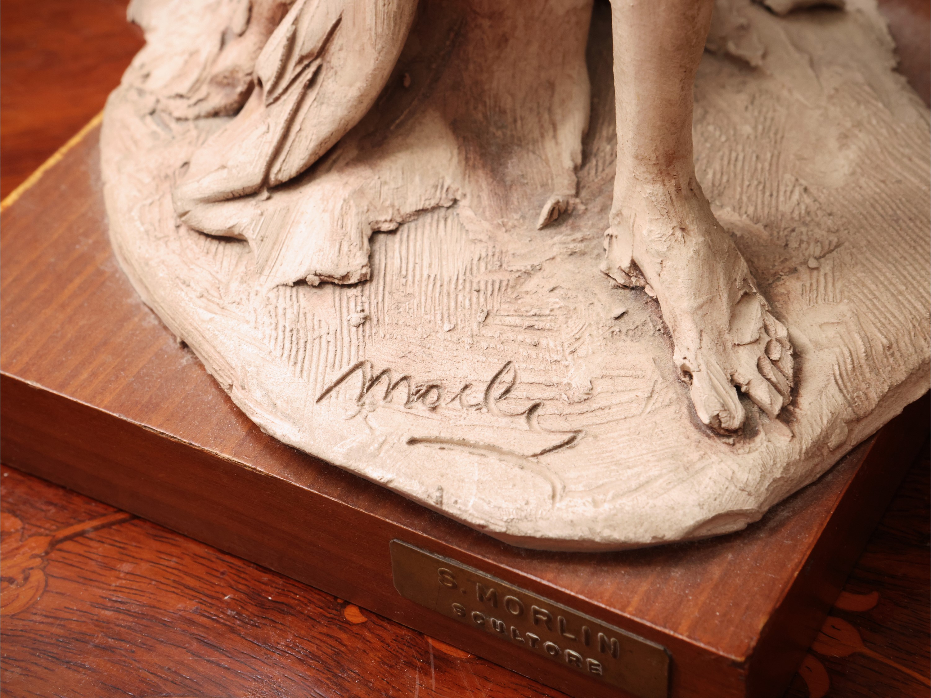Fanciulle, Coppia di sculture in terracotta firmate
