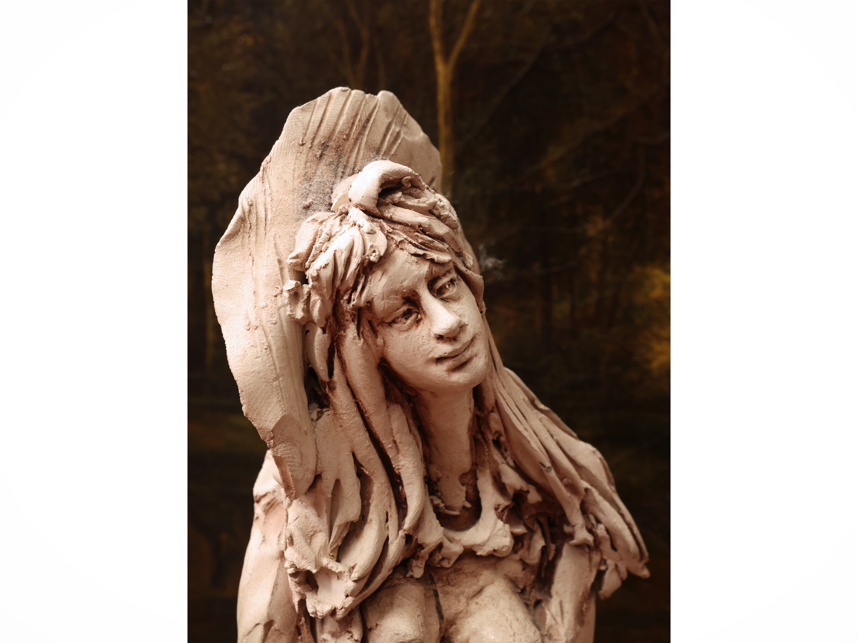Fanciulle, Coppia di sculture in terracotta firmate