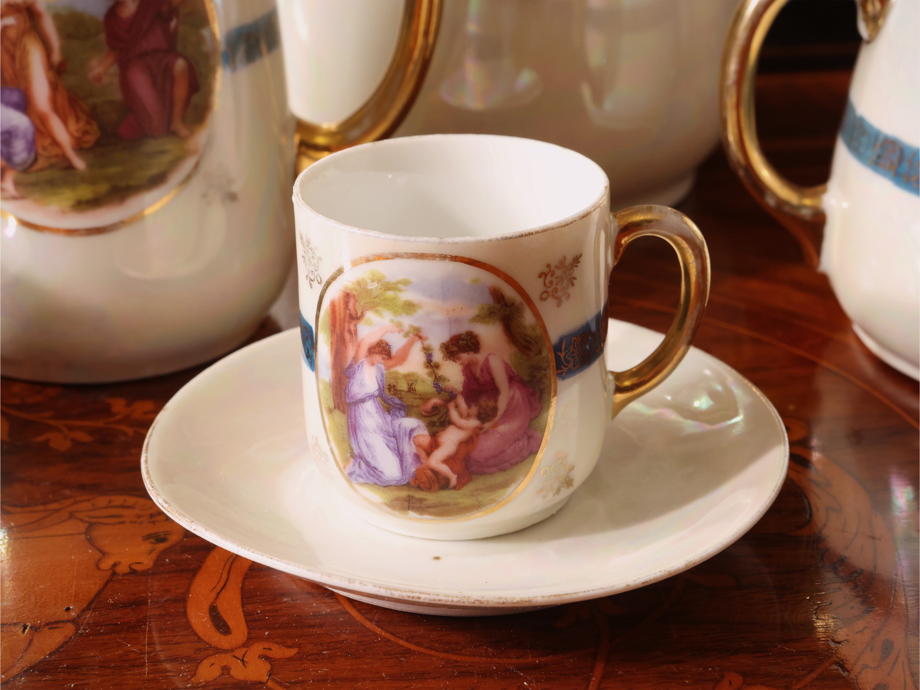 Ginori, Servizio da caffè in porcellana a lustro con decorazione a scena allegorica