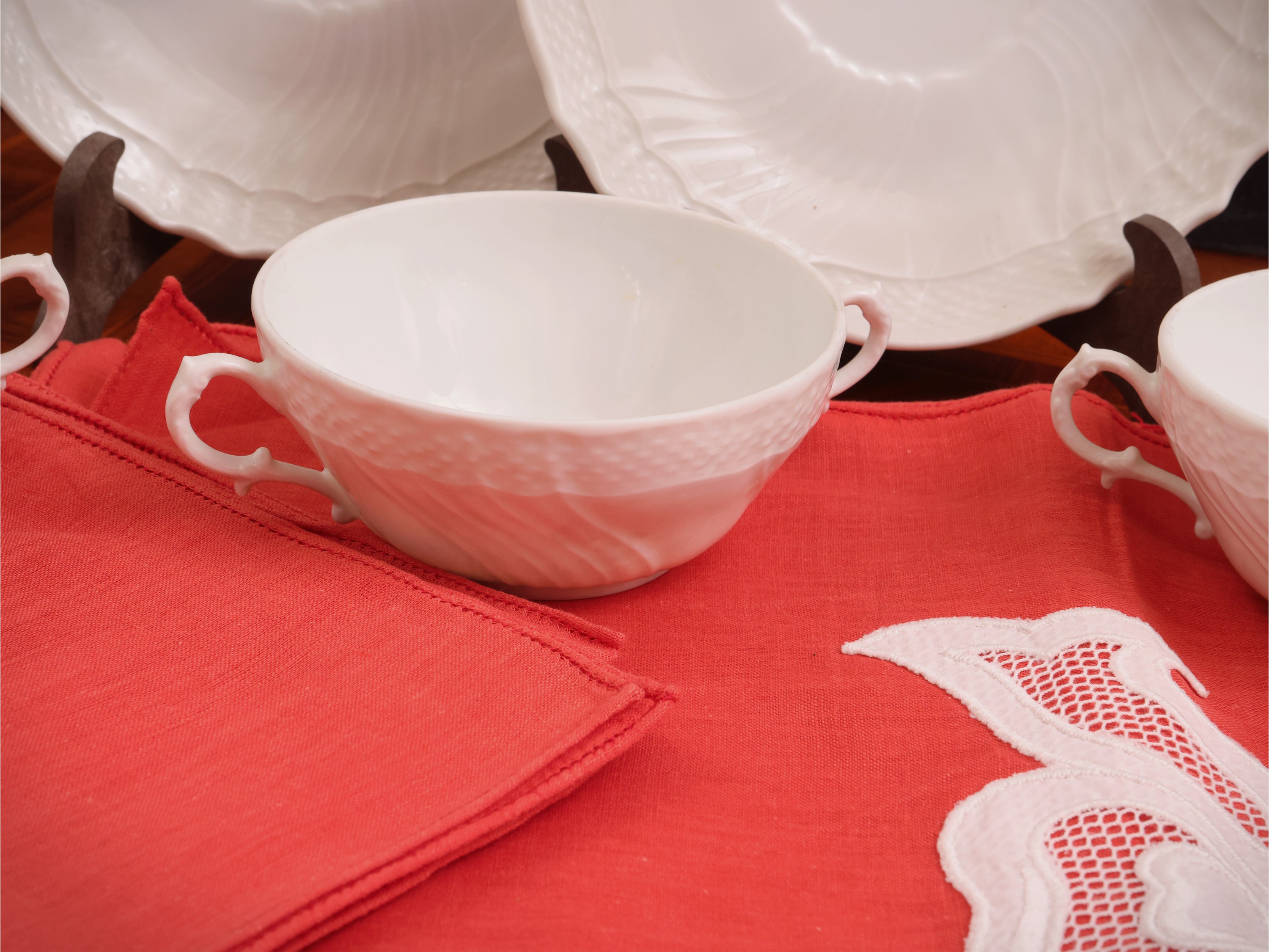 Set da tavola, porcellana e lino (tazze da consommé, piattini, tovagliette e tovaglioli)