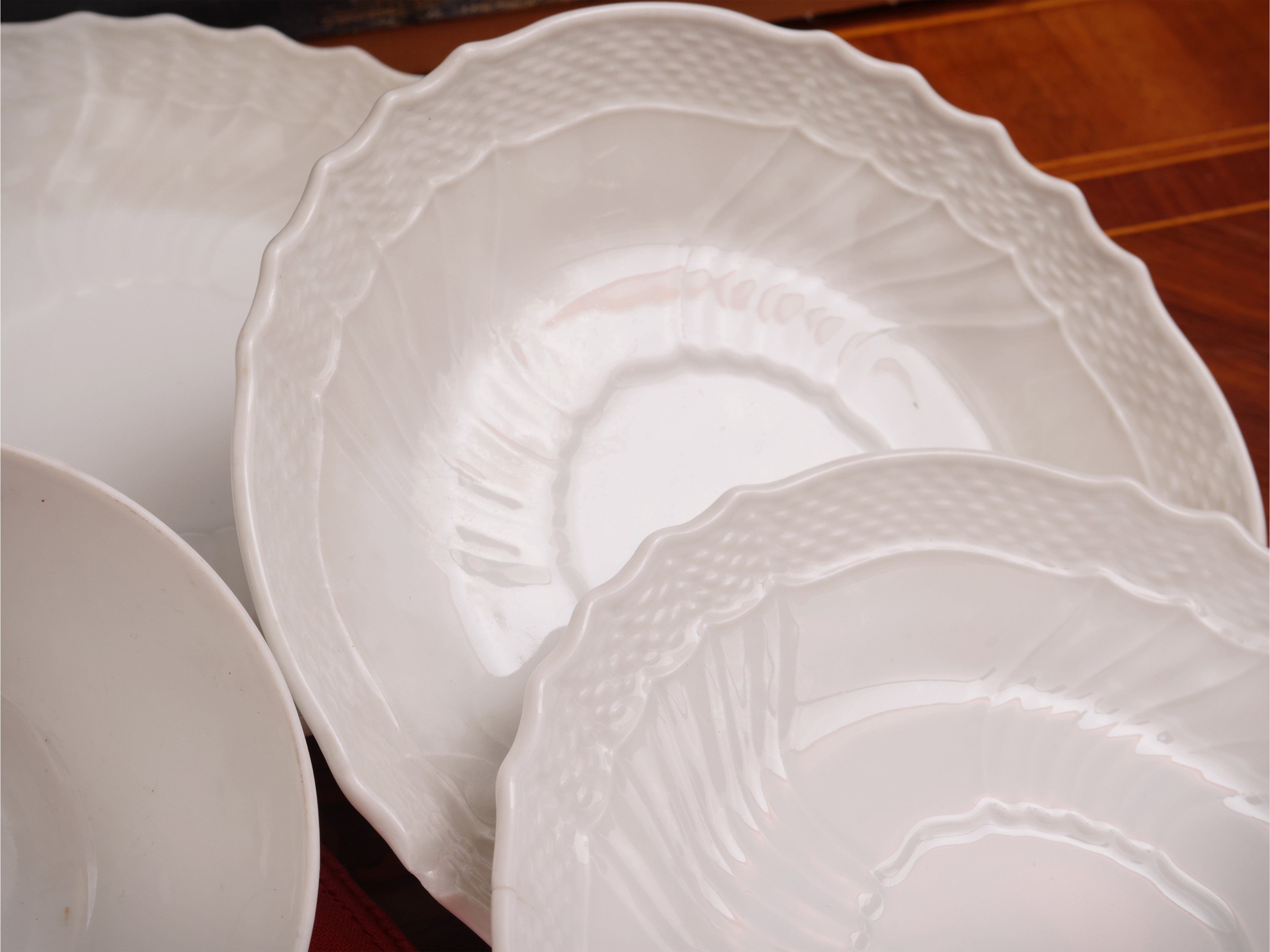 Set da tavola, porcellana e lino (tazze da consommé, piattini, tovagliette e tovaglioli)