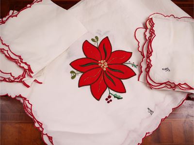 Tovaglia in lino bianco ricamata, con motivi a stella di Natale