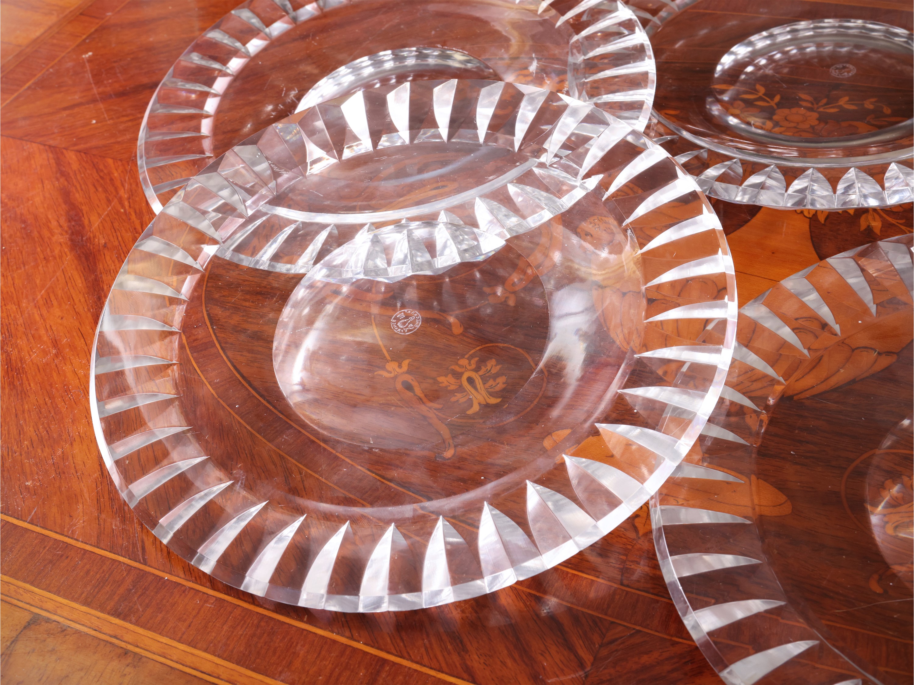 Baccarat, Serie di cinque piattini da dolce in cristallo, Francia, XX secolo