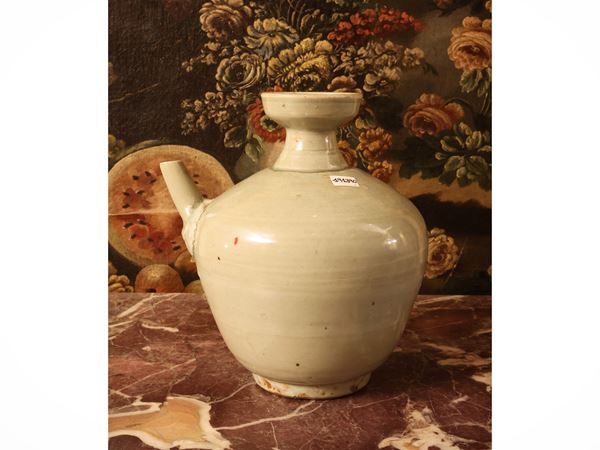 Celadon porcelain pourer
