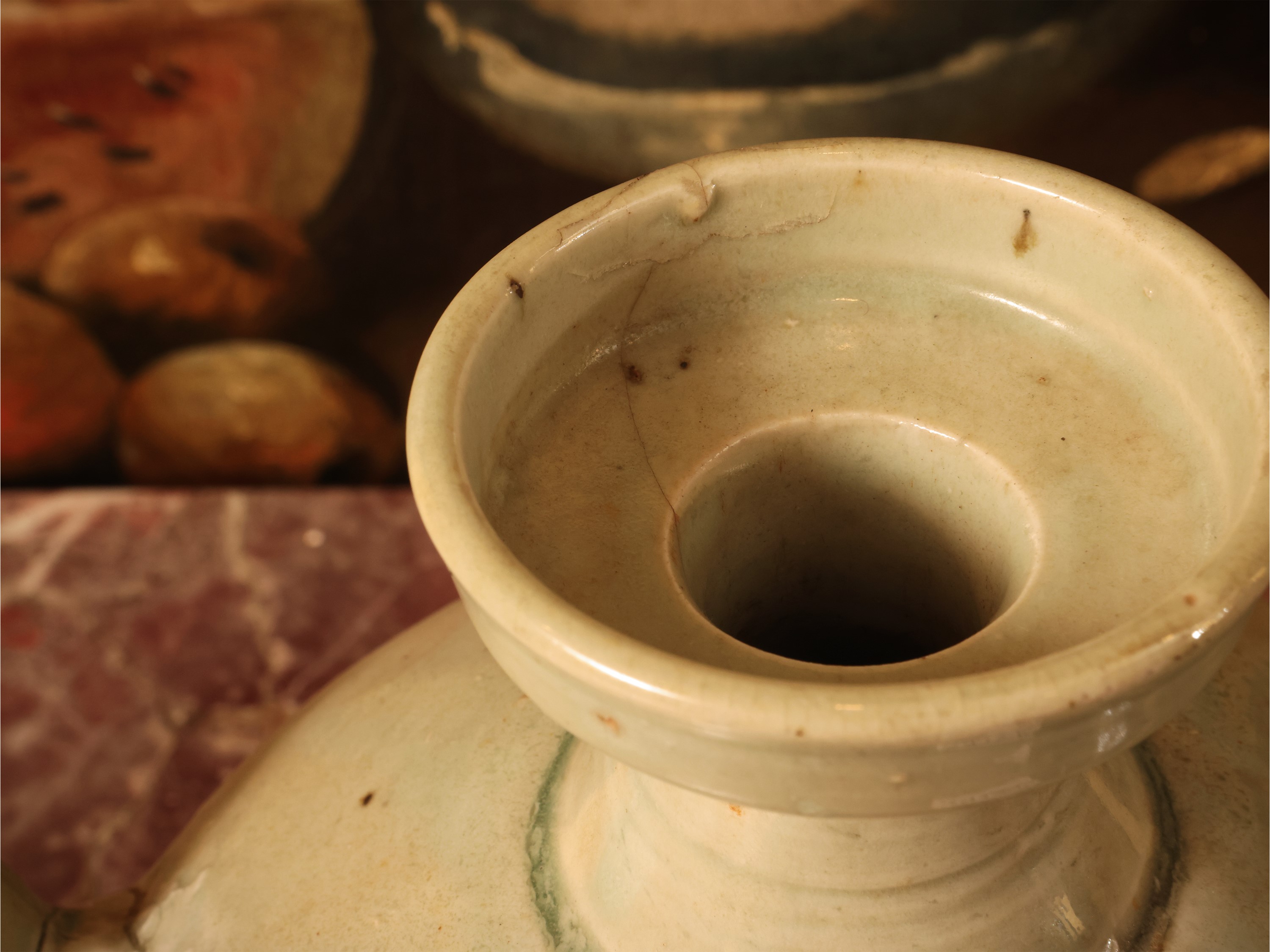 Cina, Versatoio in porcellana celadon, corpo globulare (XIX/XX secolo)