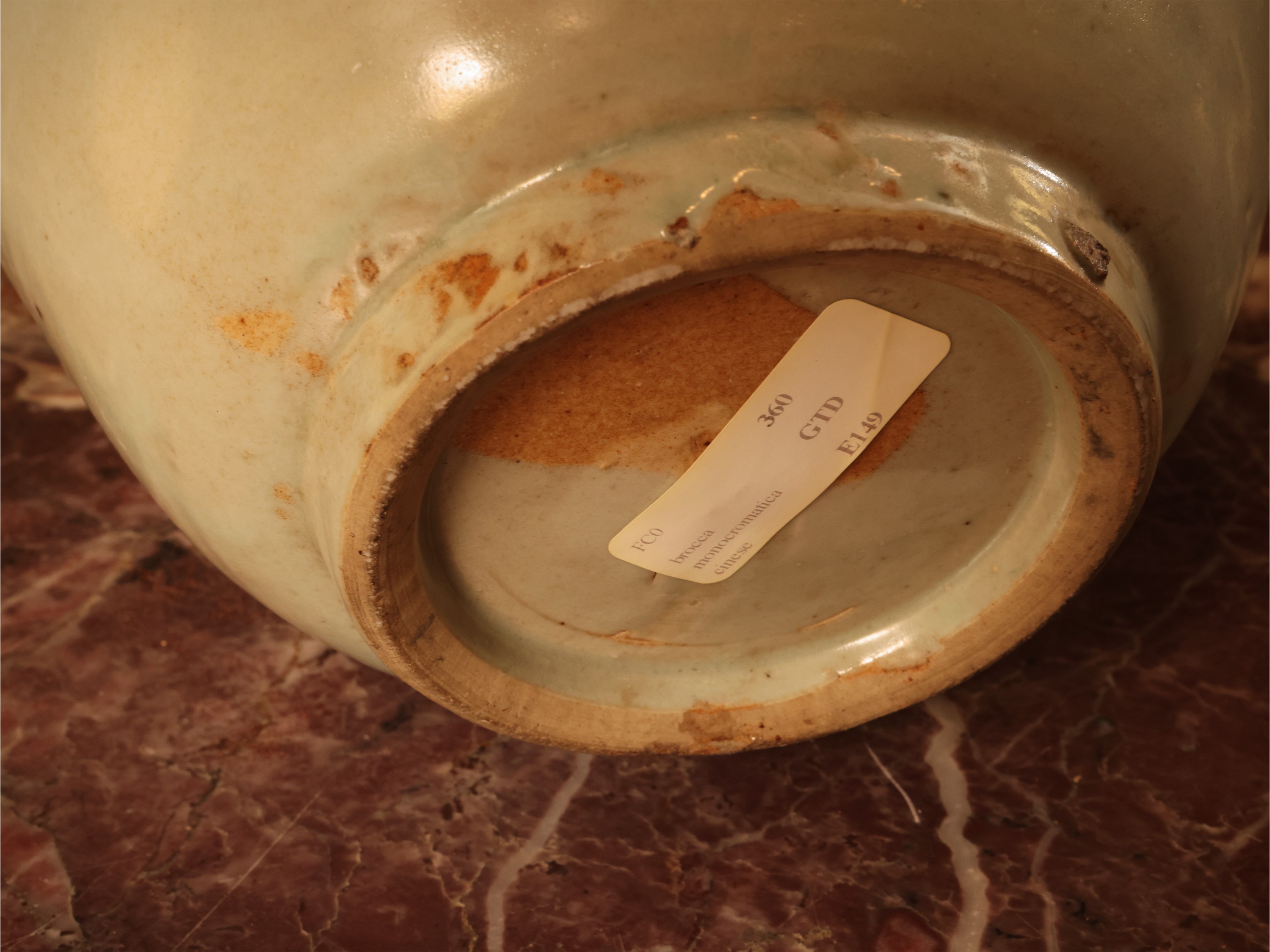 Cina, Versatoio in porcellana celadon, corpo globulare (XIX/XX secolo)